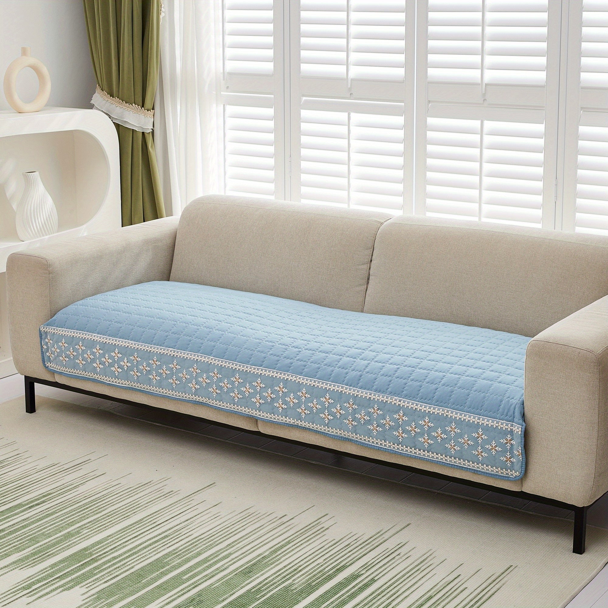 Qor to'pi dantel bezakli va sirpanishga qarshi orqa qoplamali vafli tikuvli divan qoplamasi.