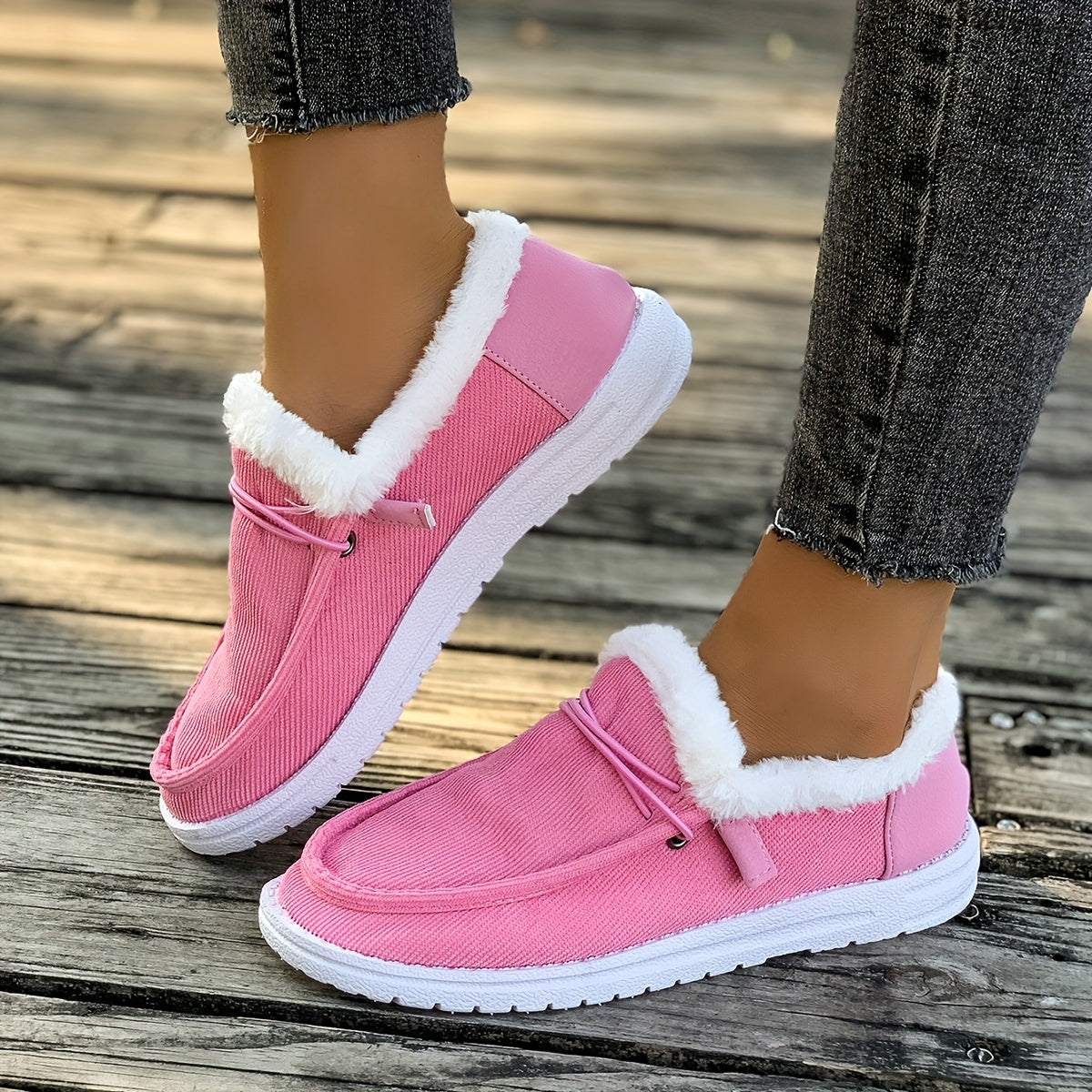 Ayollar uchun bej rangli slip-on mokasinlar, mo'ynali chetlar bilan, kundalik tekis poyabzal