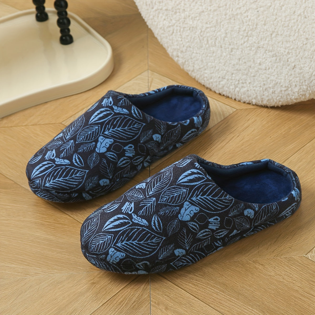 Juftliklar uchun qulay gullar naqshidagi uy poyabzallari, kuz/qish norasmiy kiyimlar uchun mukammal, yumshoq mato astar va TPR taglik bilan. Ichki poyabzal uchun ideal.