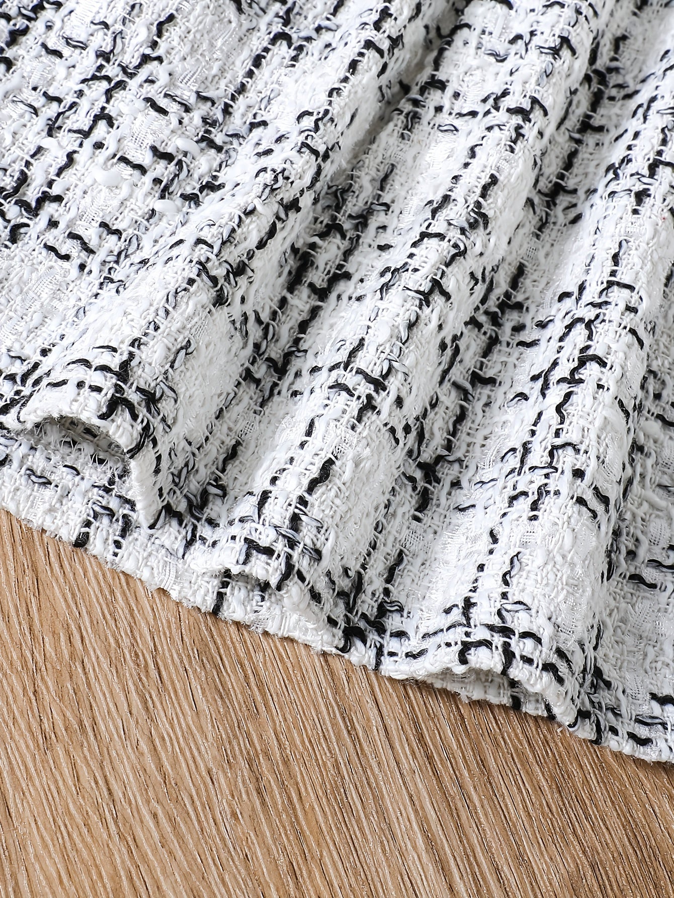 Qizlar uchun nafis to'qilgan to'qima plitkali jakkard va yubka to'plami, bahor va kuzda ochiq havoda kiyish uchun mukammal.