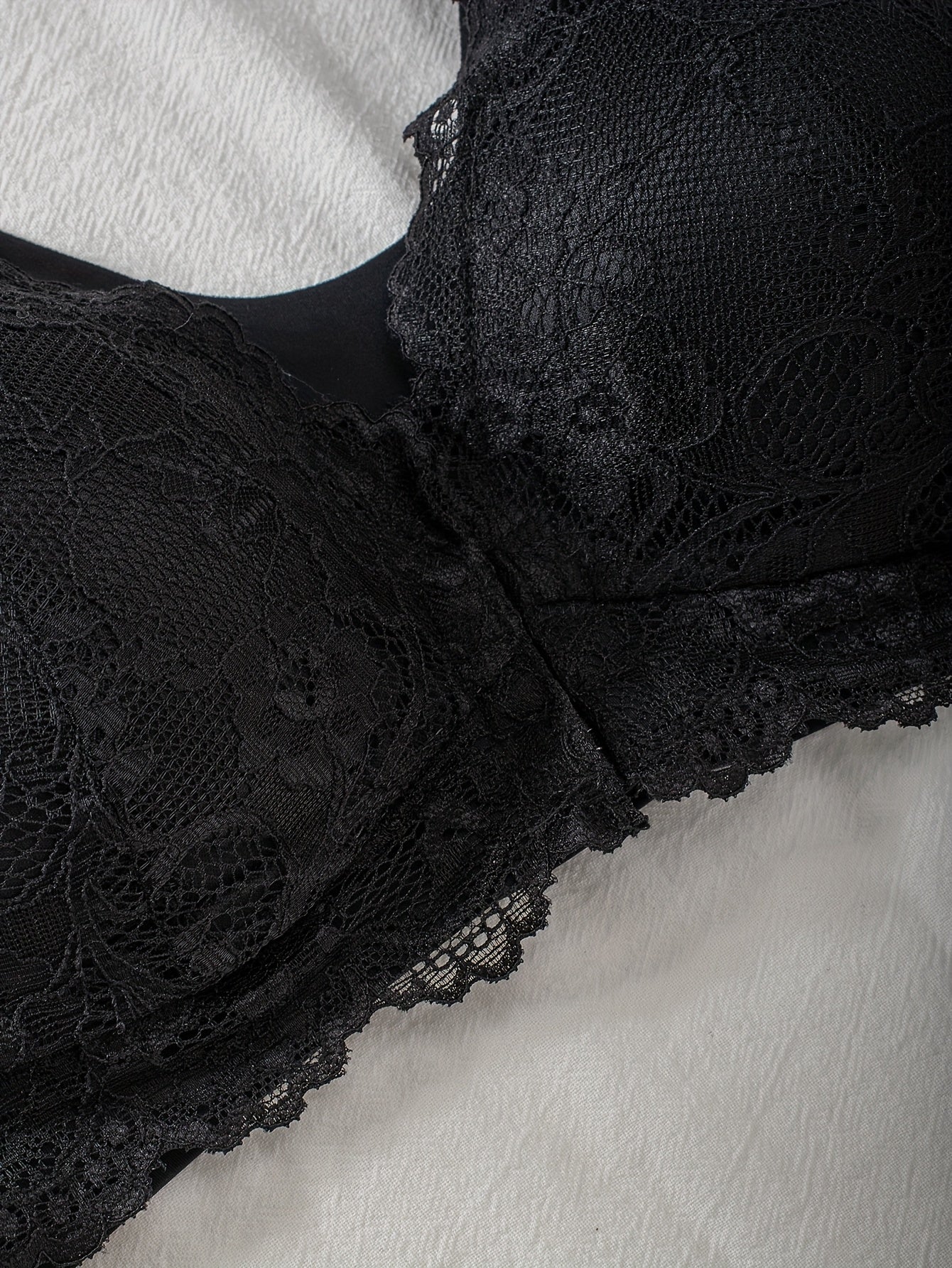 Plus Size Women’s Wire-Free Lace Bra with Wide Straps and Contrast Lace