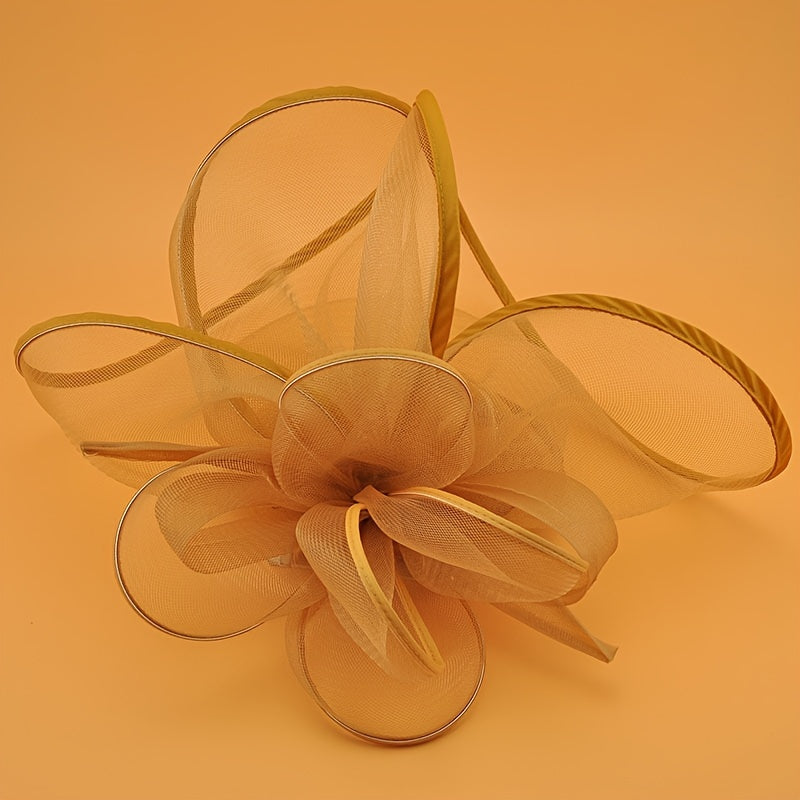 To'ylar va partiyalar uchun klip bilan qora va oq tarmoq gul fascinatori