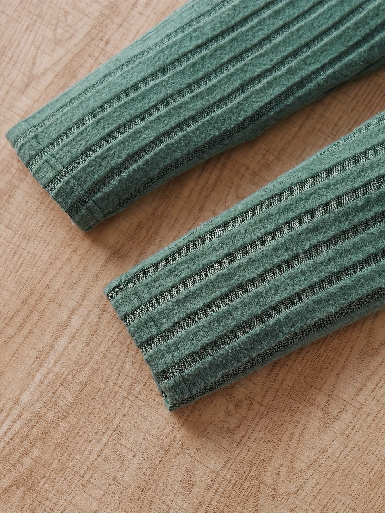 Qizlar uchun 2-qismli zamonaviy kiyim: Uzun yengli bir rangli bluzka va kesish dizayni, tor shimlar bilan birga. Bahor va kuzda ochiq havoda faoliyatlar uchun mukammal.