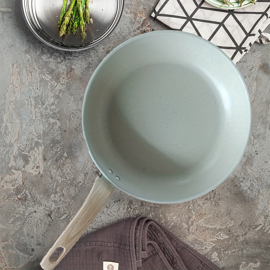 Qora, kulrang va bej rangdagi uchta yopishqoq bo'lmagan quyma temir qozonlar to'plami. Yog'och tutqichlari mavjud va induksiya va gaz pechlari bilan mos keladi. Tozalash oson, va idish yuvish mashinasida yuvish mumkin. Mukammal oshxona pishirish to'plami.