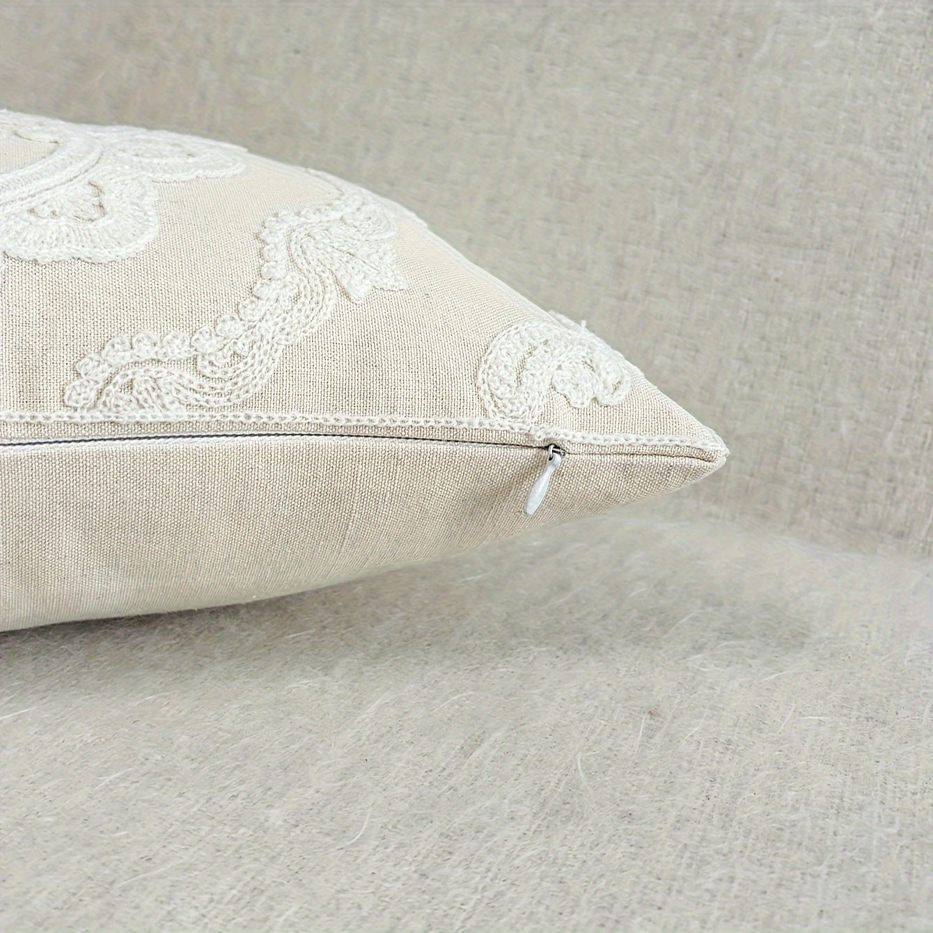 Элегантная круглая наволочка для подушки с вышивкой в цветочном стиле в традиционном исполнении. Машинная стирка, с застежкой на молнии. Идеально подходит для декора комнаты. Вставка для подушки не включена.