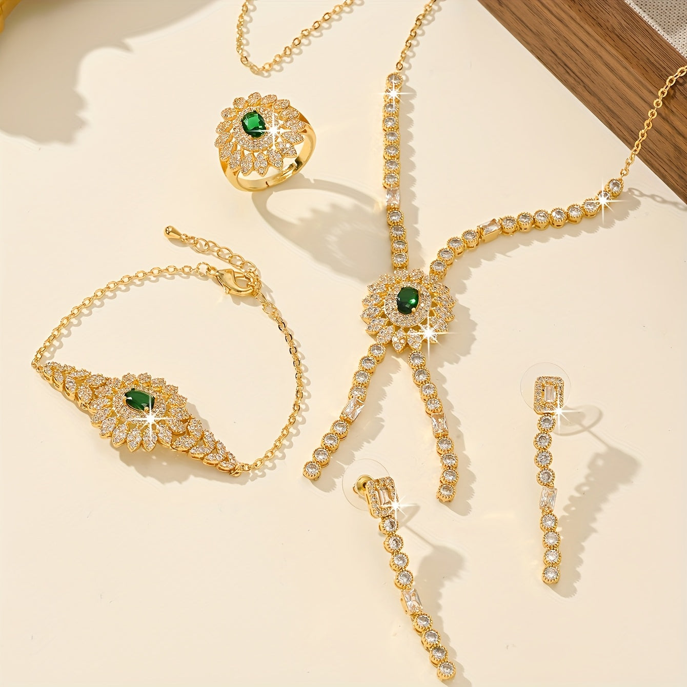 Zarif 5-qismli Poyabzal Qizil Tasmali To'y Zargarlik To'plami, Kubik Zirkoniya bilan bezatilgan - To'ylar va Har kuni Nafislik uchun Zamonaviy Marjon, Quloq uzuklari, Halqa va Bilaguzukni o'z ichiga oladi.