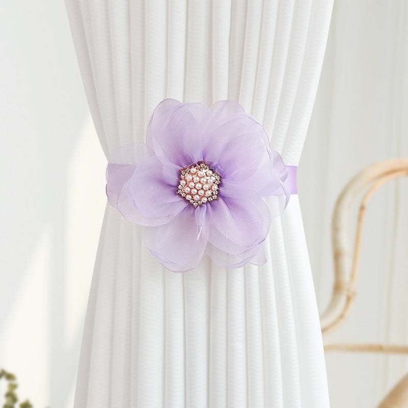 Uyingizning dekoriga nafislik qo'shing, bu go'zal 3D gullar dizayniga ega Magnit Pardalar Bog'ichlari bilan. Yuqori sifatli polyester lentadan tayyorlangan, u yotoqxona yoki yashash xonangizdagi pardalarni ushlab turish uchun mukammaldir.