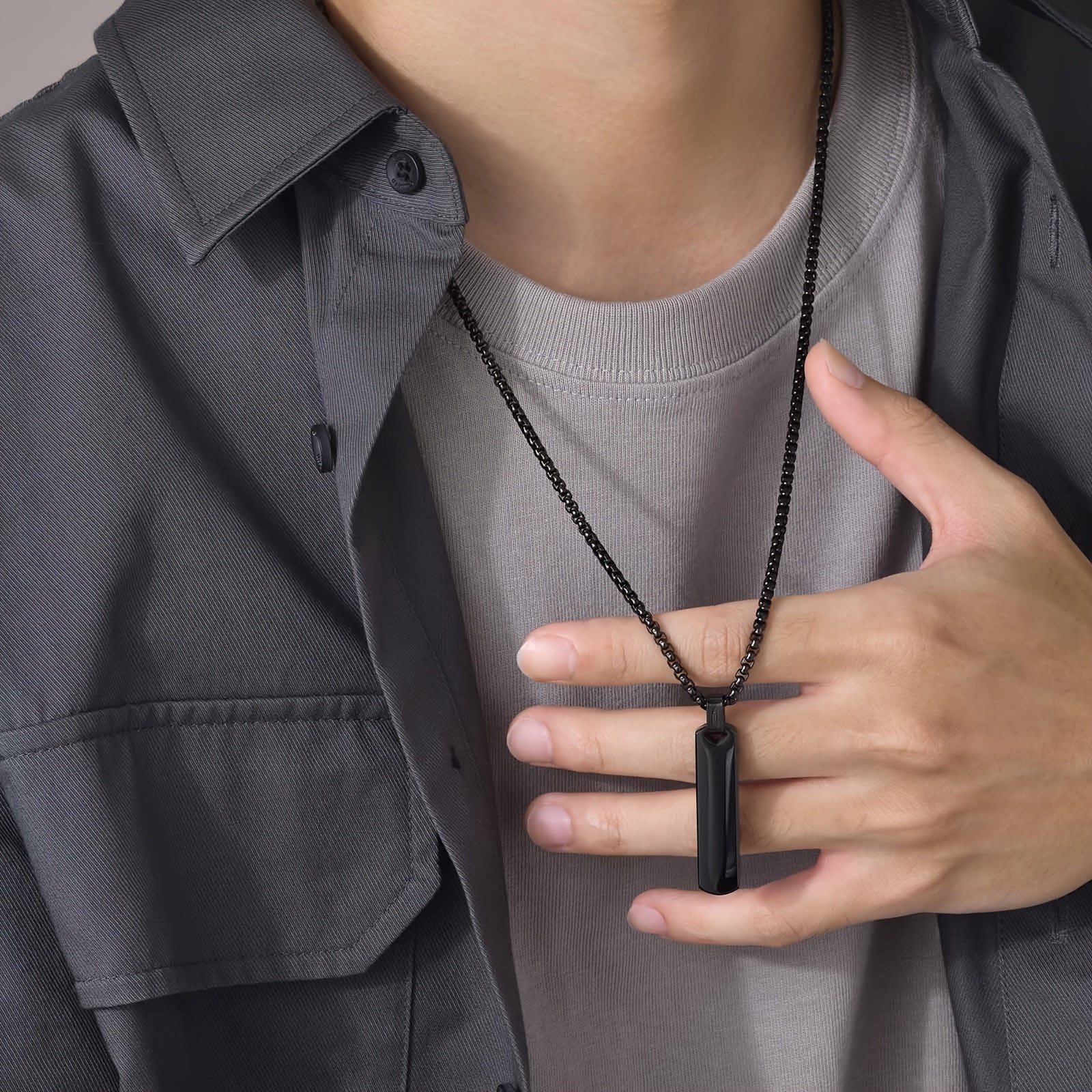 Naychali zanjirli pendant, barcha 26 harfni o'z ichiga olgan lazer bilan o'yilgan zanglamas po'latdan tayyorlangan, pendant yuqori porloq uch o'lchovli to'rtburchakli dizaynga ega va titan po'latdan tayyorlangan erkaklar uchun zamonaviy moda aksessuari.