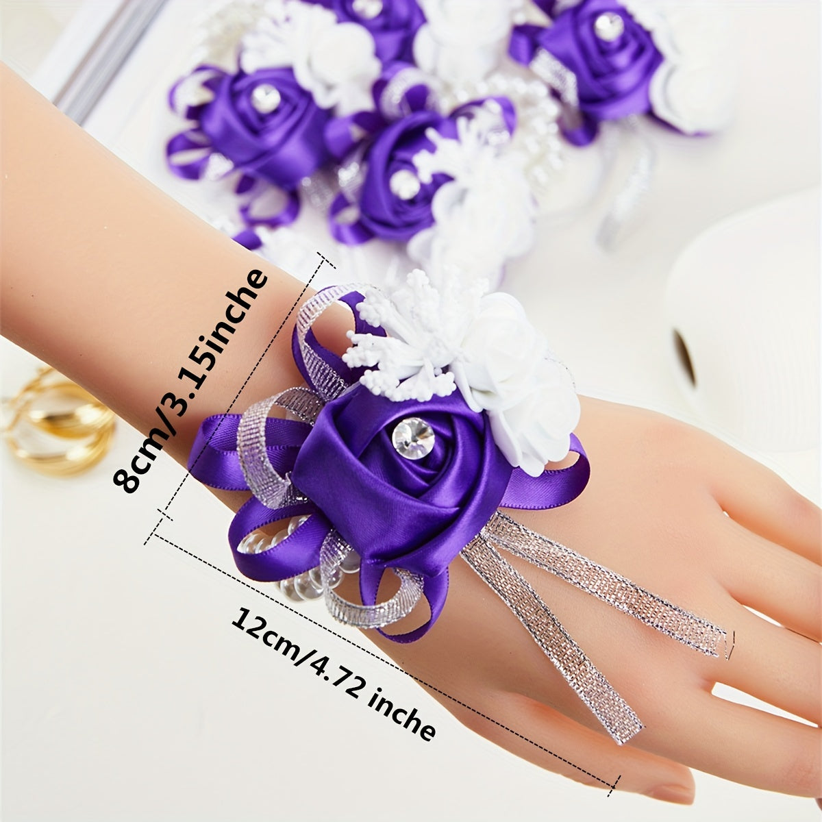 Chiroyli mato gulchambarlar, marjonlar va rhinestones bilan to'ldirilgan, kuyovlar va rasmiy tadbirlar uchun