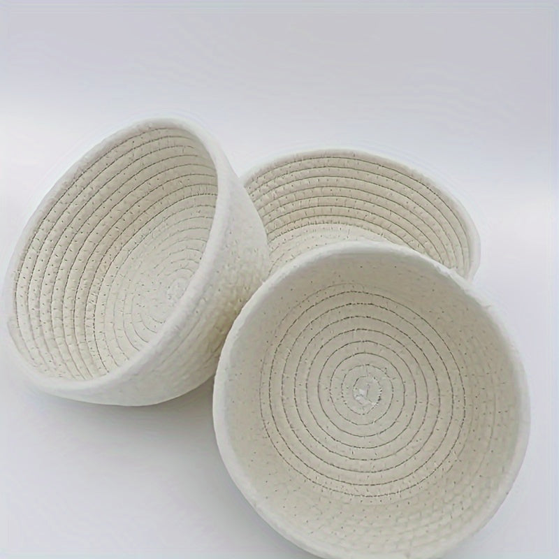 3 ta qo'l bilan to'qilgan paxta ipidan tayyorlangan saqlash savatlari to'plami, kosmetikalar, kalitlar va boshqa narsalarni zamonaviy uy tartibga solish uchun. Qahva stoli va ish stoli bezatish uchun ideal.