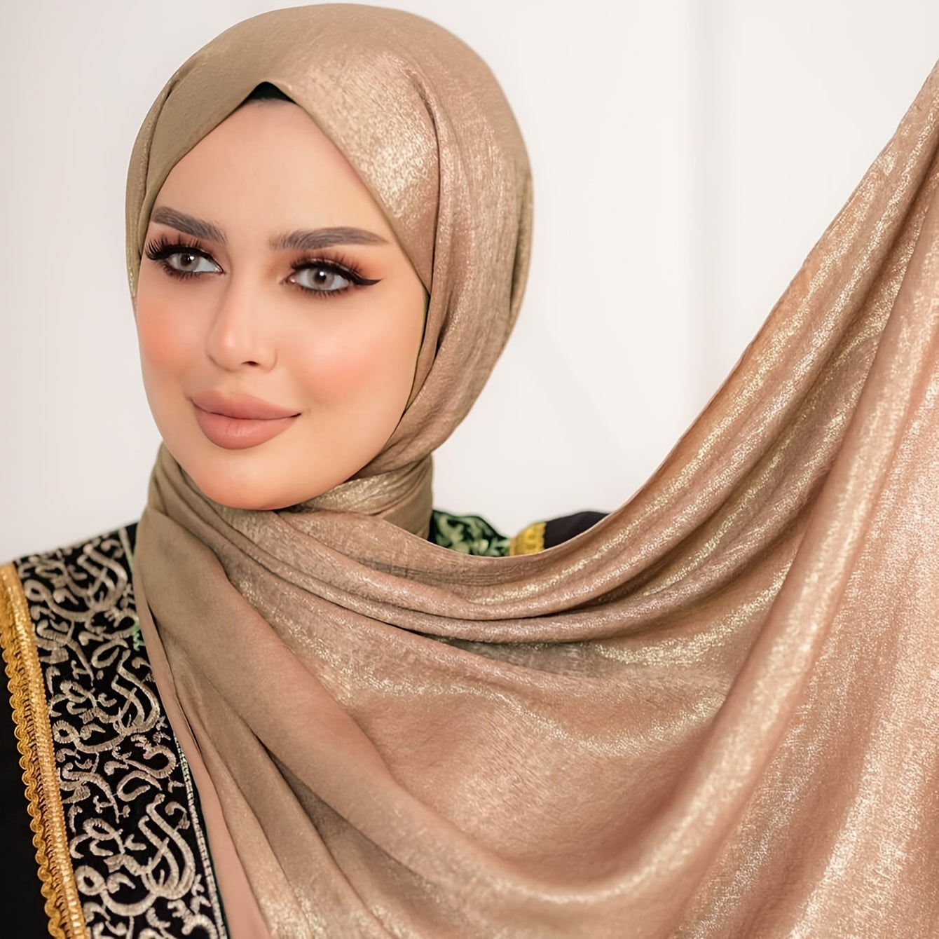 Poliester saten musulmon hijobi bir rangda, cho'zilmaydigan, nafas oladigan, mos keladigan uslubda to'qilgan.