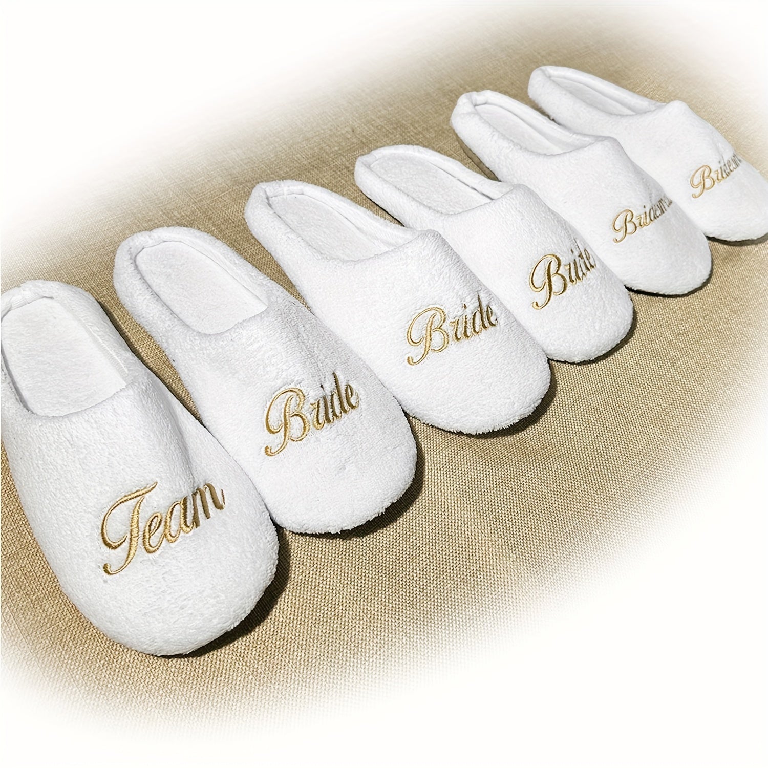 Ayollar uchun oq mo'rt va shilimshiqlik bilan bezatilgan to'yli va oltin harflar bilan yozilgan uy poyabzali