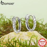 Ushbu ilon halqa marjonlari vintage G'arb uslubida, 925 sterling kumushdan tayyorlangan va kubik zirkon inlay bilan bezatilgan. 3.1g yengil dizayni bilan, ular har kuni kiyish va bayram tadbirlari uchun ideal. Allergiya uchun qulay va ...