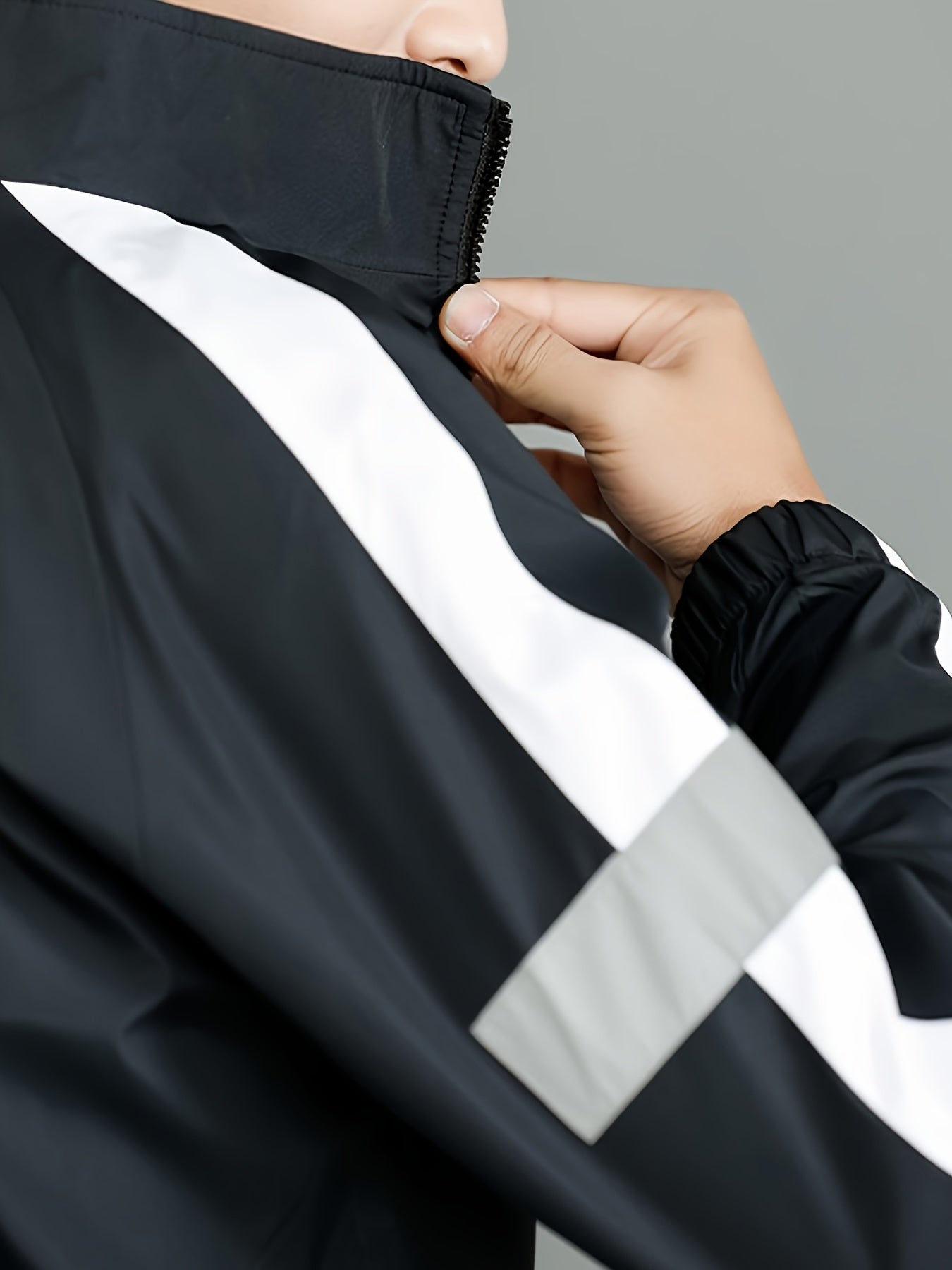 Erkaklar uchun bahor va kuz sport kostyumi, rangli yaka bilan, uzun qo'lqopli ko'ylak va shimlarni o'z ichiga oladi.