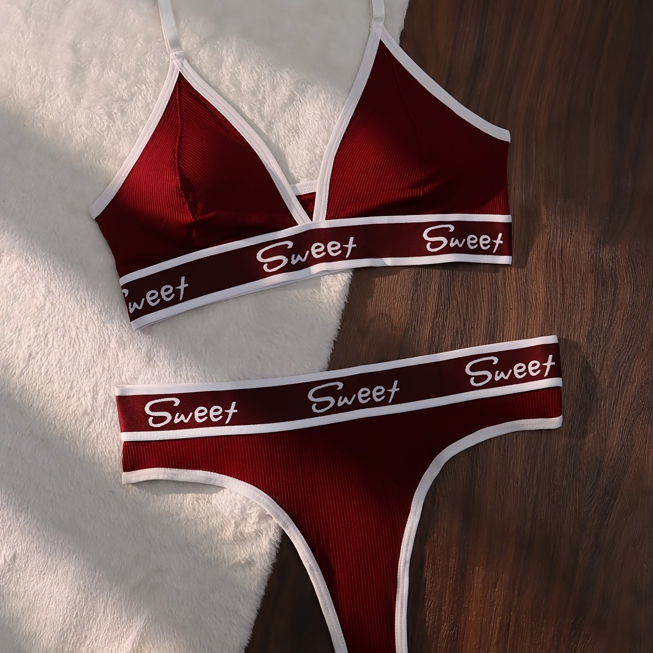 Ayollar uchun rangli blokli kamzuli brassiy va thong bilan harf bosma, sport ichki kiyim to'plami.