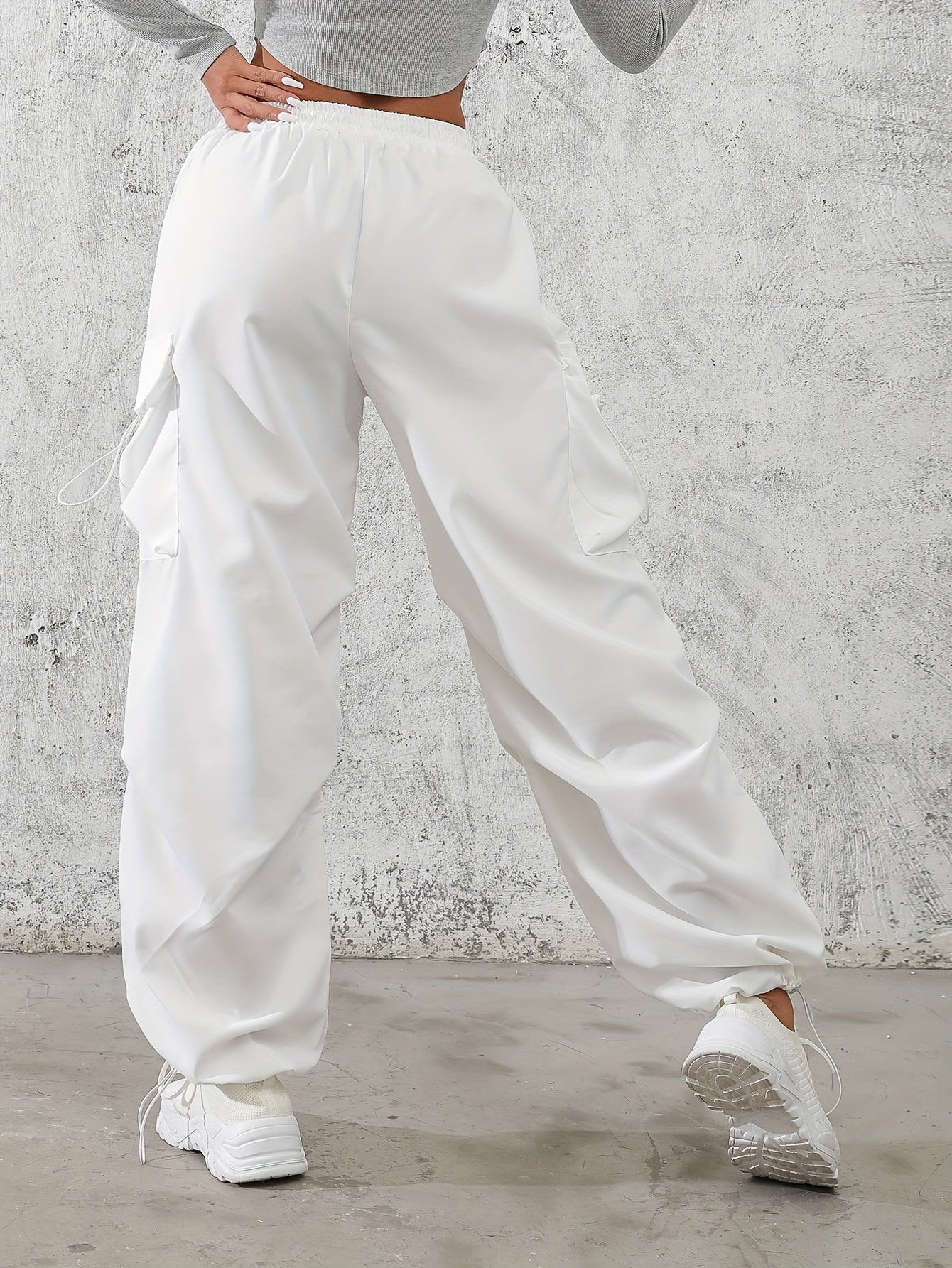 Ayollar uchun bir rangli tasodifiy qopqoq cho'ntakli yuk shimlari.