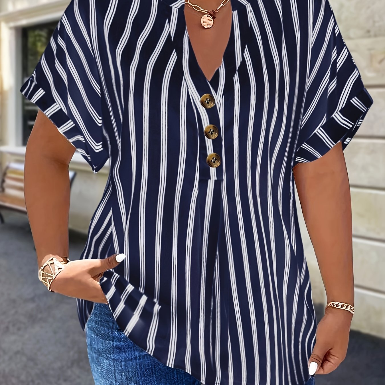 Plus o'lchamdagi ayollar bluzkasi chiziqli raglan ko'kraklar bukilgan yelka o'rashli bo'yinbog'li bezakli tugmachalar