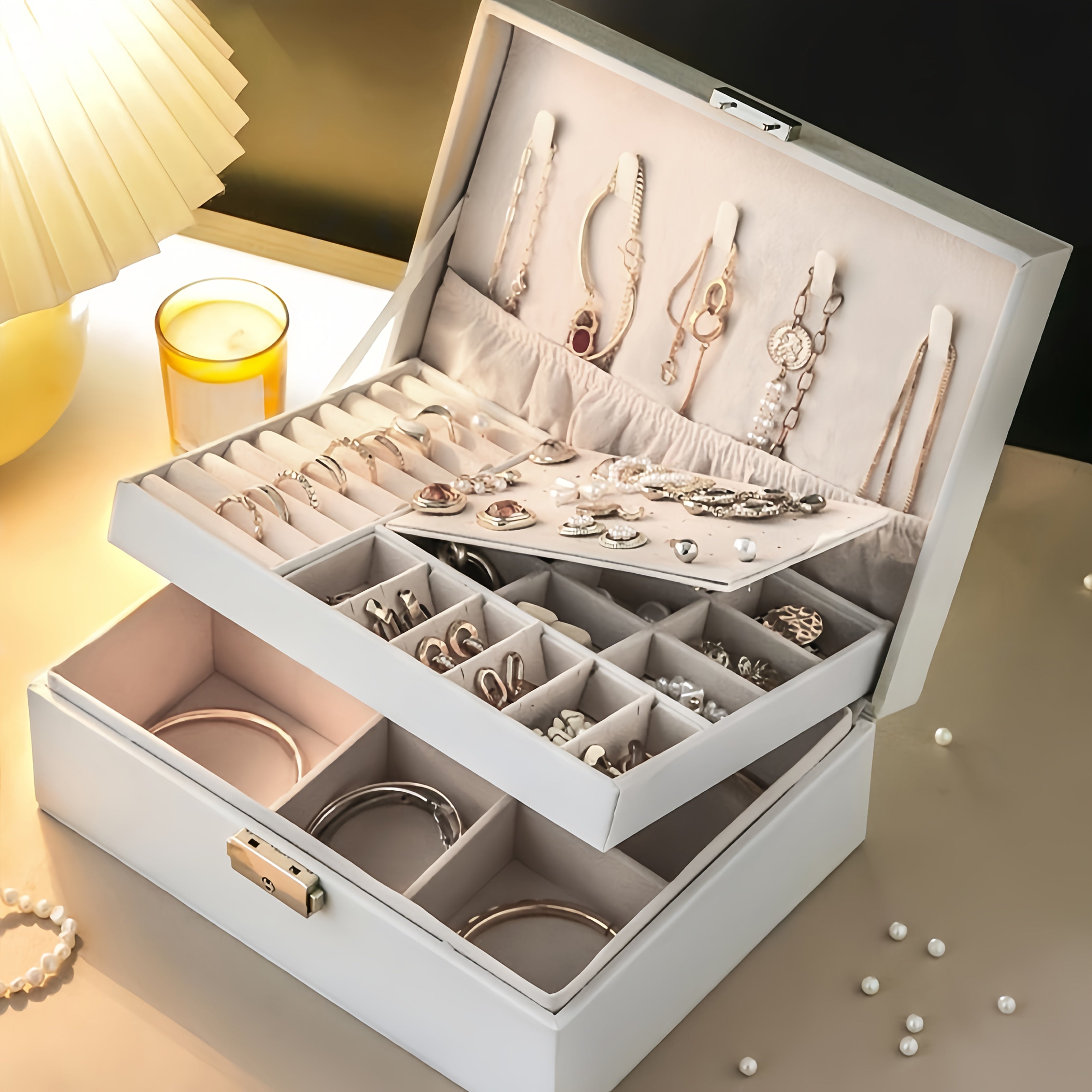 3-qavatli sun'iy charmli zargarlik saqlash qutisi, qulflangan, yumshoq qoplamali tortmalar. Marjonlar, bilakuzuklar, soatlar uchun keng joy. Yashil va oq ranglarda mavjud. Ayollar uchun mukammal sovg'a va