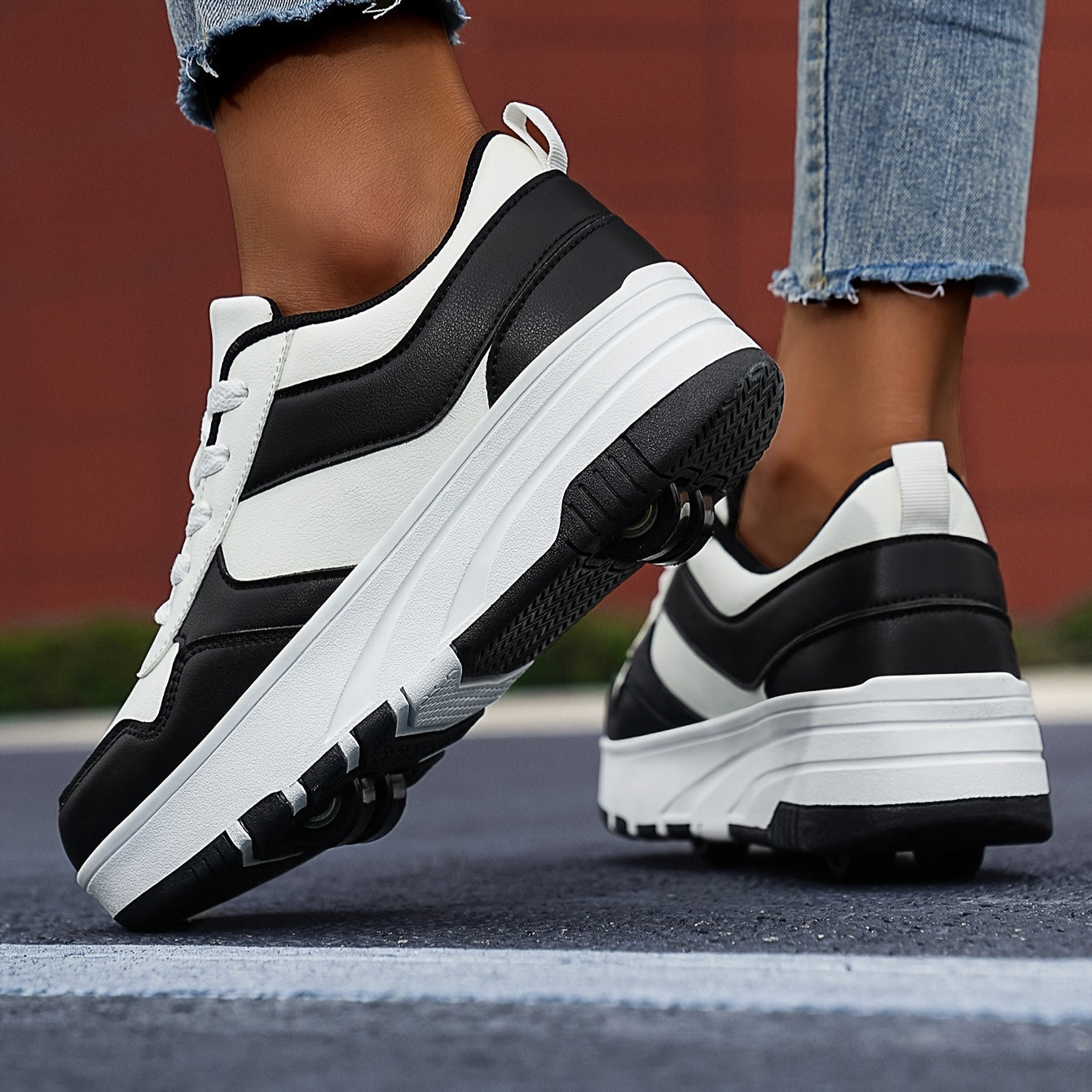 Qizlar uchun klassik qora va oq rolikli konkilar, ajratiladigan g'ildiraklar va nafas oladigan dizayn bilan. Tashqi faoliyatlar va skeytbord uchun mos, yuqori ko'cha uslubi bilan. Shuningdek, quyidagilar sifatida ham kiyilishi mumkin.