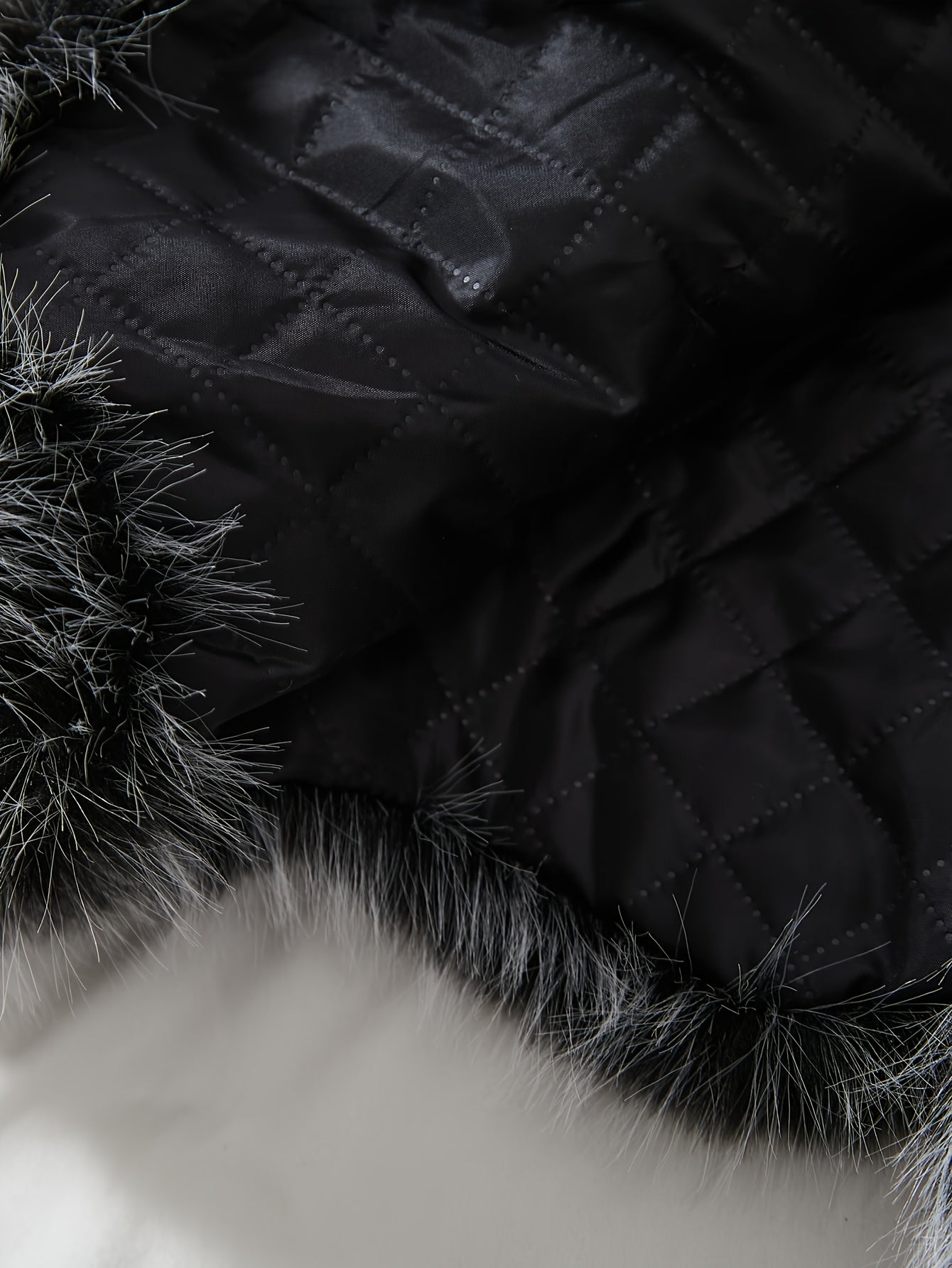 Zarif plussayz qish palto, soxta mink mo'ynasi bilan bezatilgan va soxta fox mo'ynasi bilan yelka, yelka uslubida, bir rangli to'qilgan matodan, cho'ntaklari bilan.