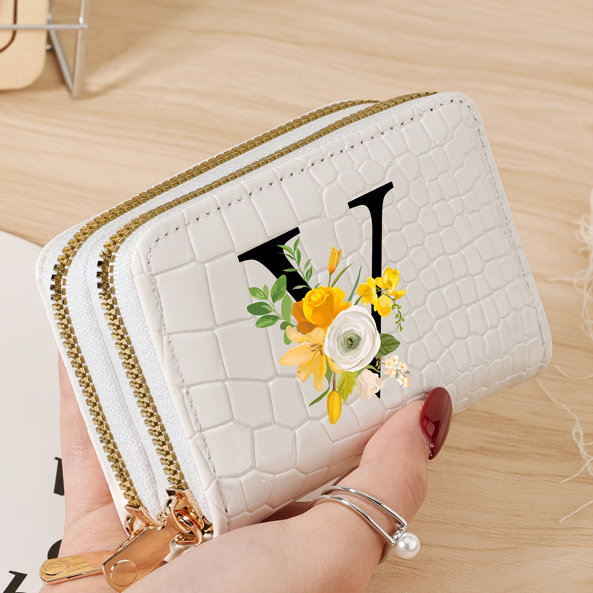 Bir nechta slotlari va zamonaviy fermuari bo'lgan mustahkam kredit karta saqlash sumkasi, maktab, yotoqxona va maktabga qaytish uchun zarur bo'lgan buyumlar uchun.