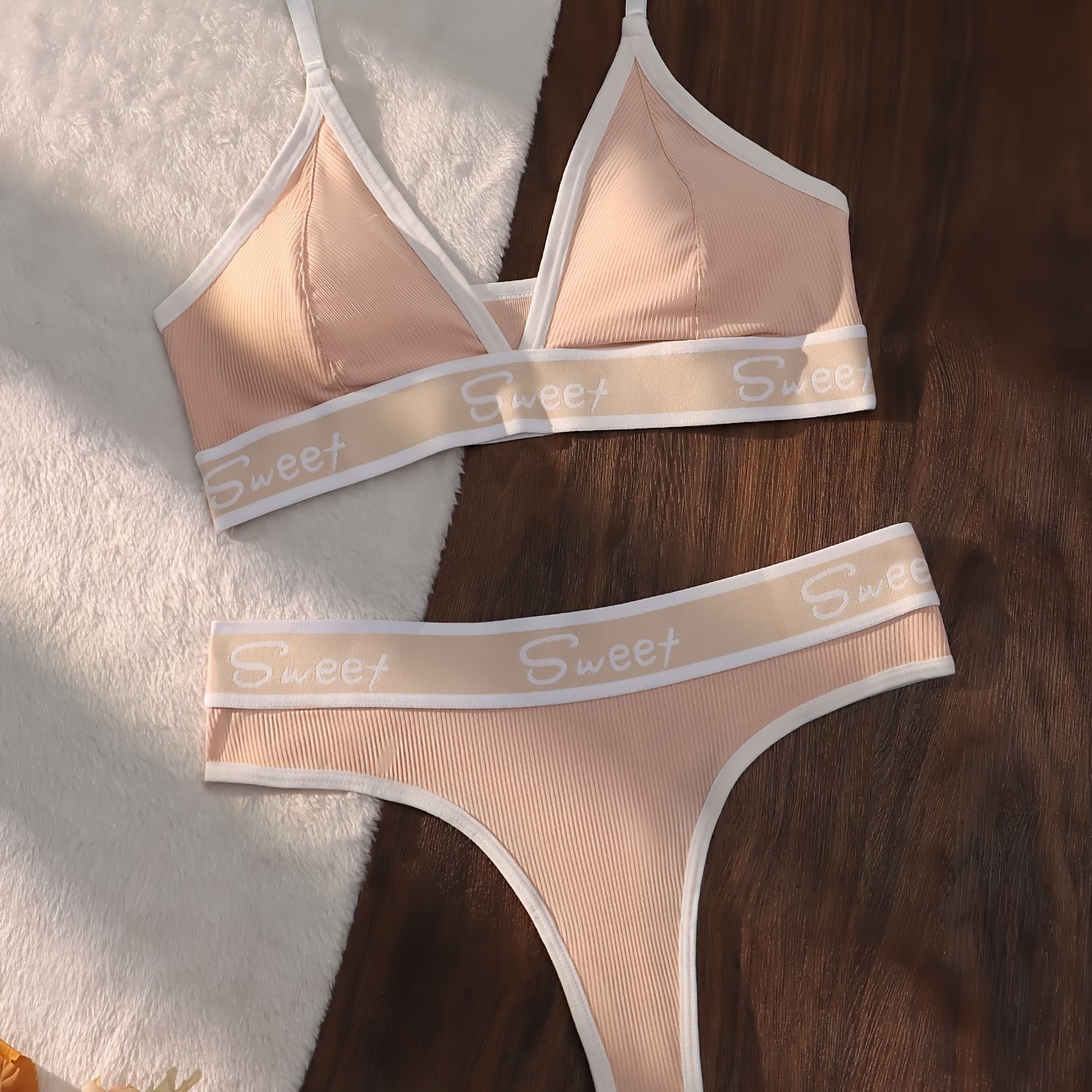 Ayollar uchun rangli blokli kamzuli brassiy va thong bilan harf bosma, sport ichki kiyim to'plami.