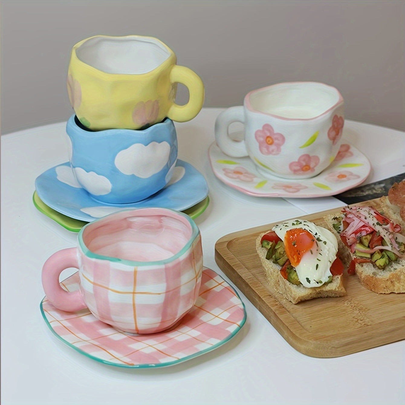 Qo'l bilan tayyorlangan keramika qahva stakan va saucer to'plami, g'alati naqshlar bilan. Qayta ishlatiladigan va qayta tiklanadigan, choy yoki latte uchun mukammal. Faqat qo'l bilan yuvish.