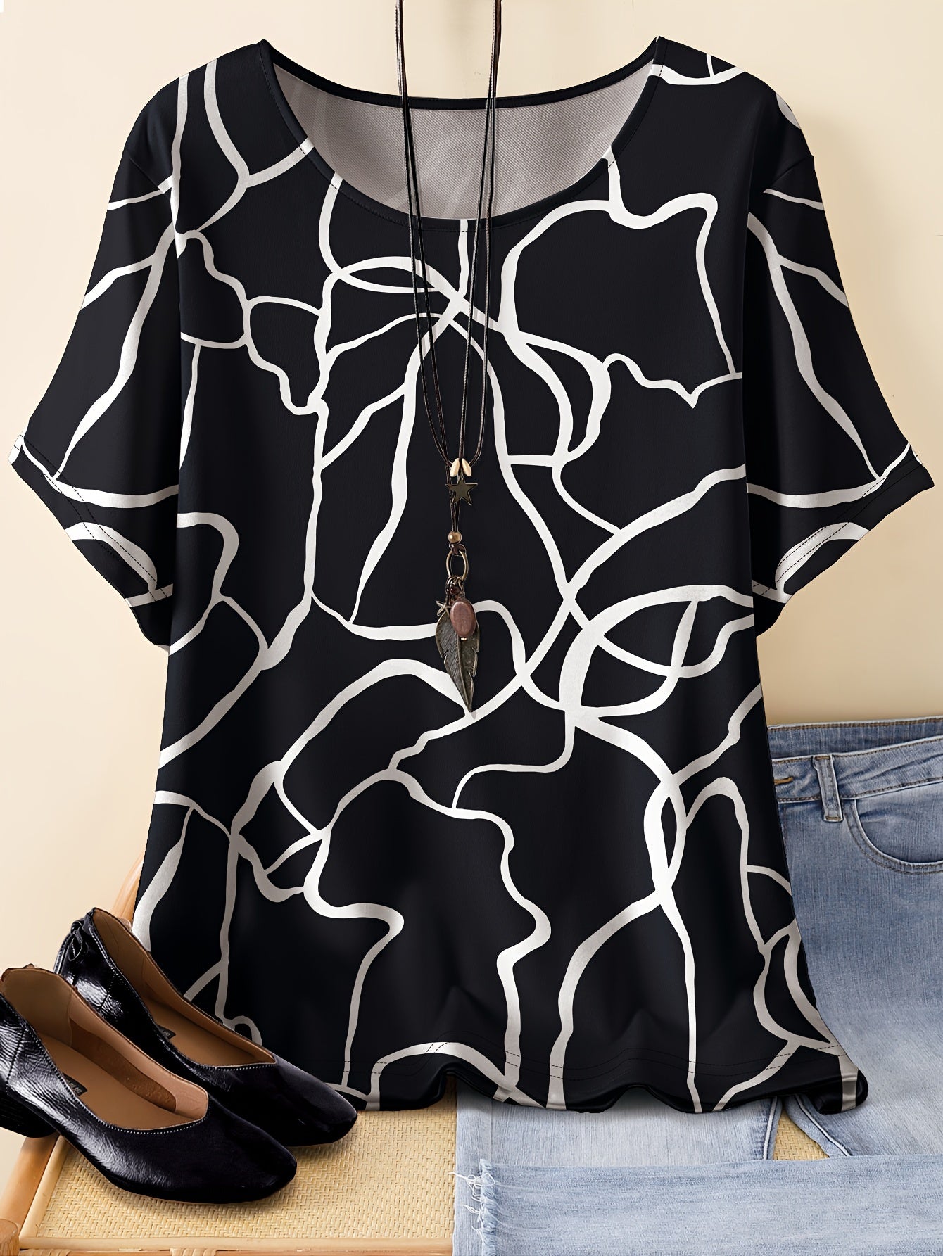 Plus Size Women's Casual T-Shirt with Line Print Short Sleeves Round Neck Polyester Blend