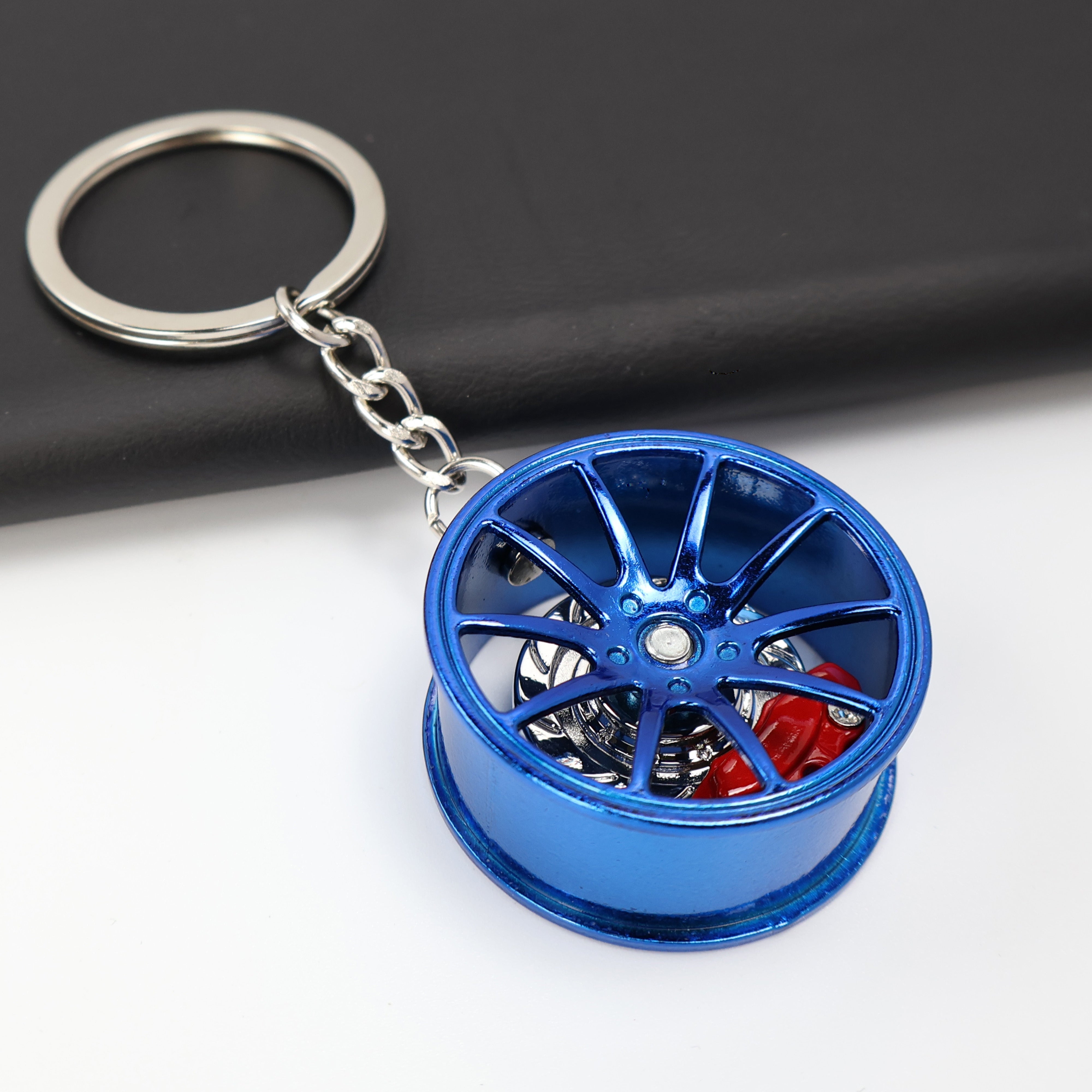 Car Enthusiasts 360° Rotating Car Keychain Pendant Creative Gift Set