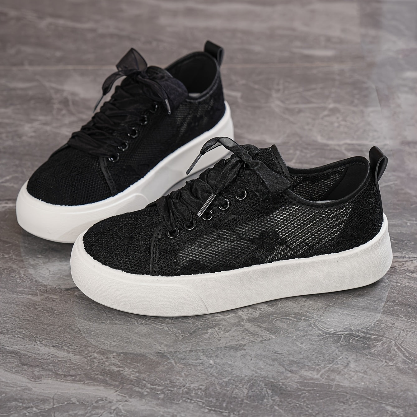 Ayollar uchun nafas oladigan tekis sport poyafzallari, rezina tagliklar bilan, lentalar bilan bog‘lanadigan, kundalik poyafzallar