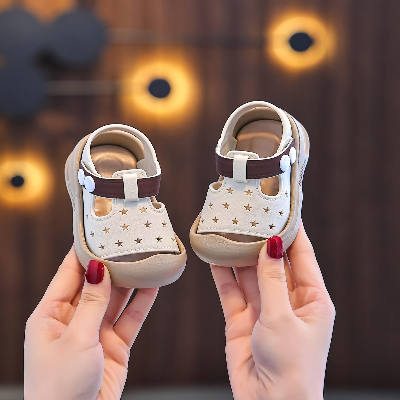 Bolalar uchun yozgi yulduzli osmon sandallari, bej va jigarrang ranglarda, tasmali, PVC taglik bilan, tasodifiy ochiq havoda kiyish, plyajga chiqish va o'yin vaqtida.