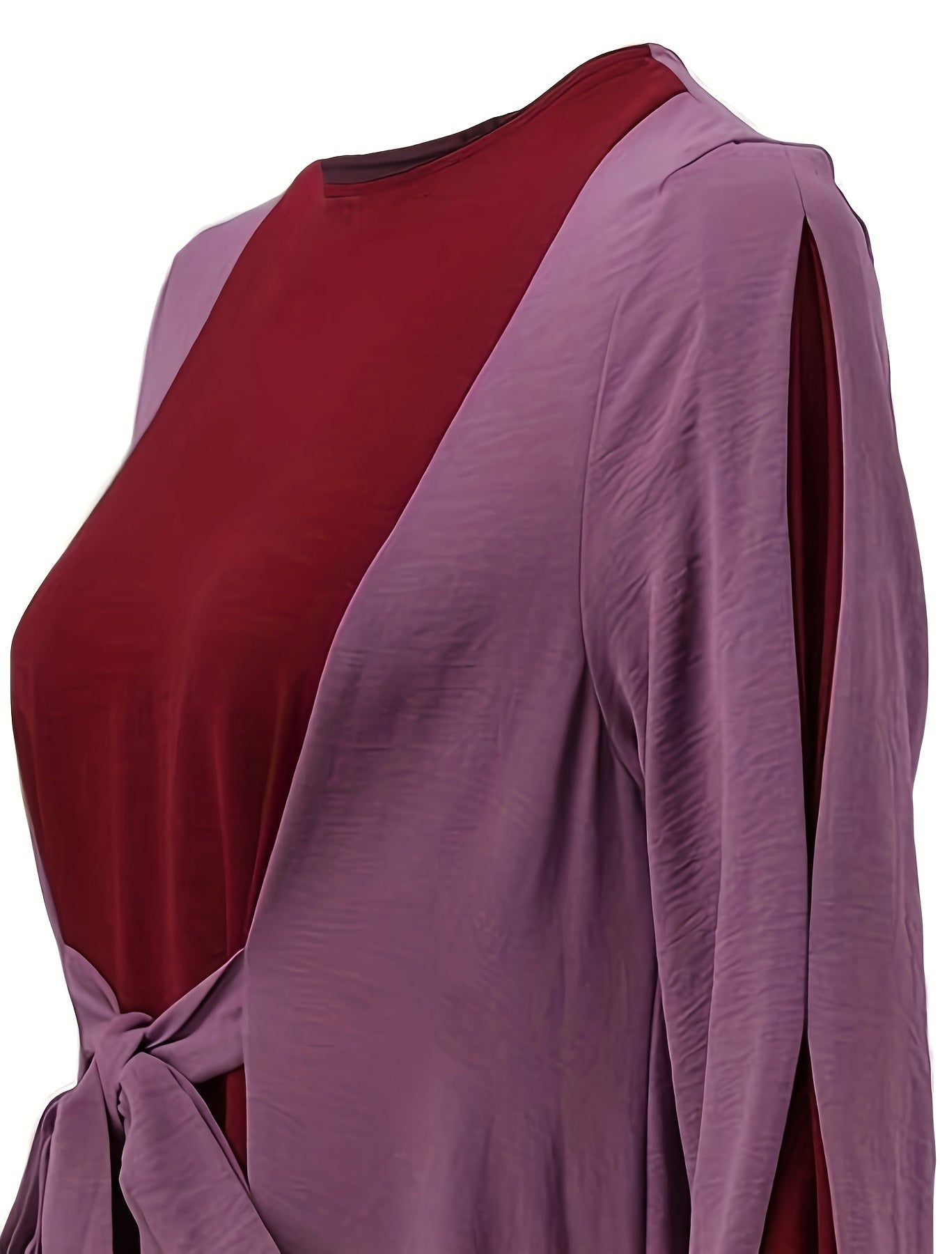 Ramazon ilhomlangan uzun ko'ylak, rangli kontrastli bel bog'ichi bilan, tashriflar uchun mukammal.