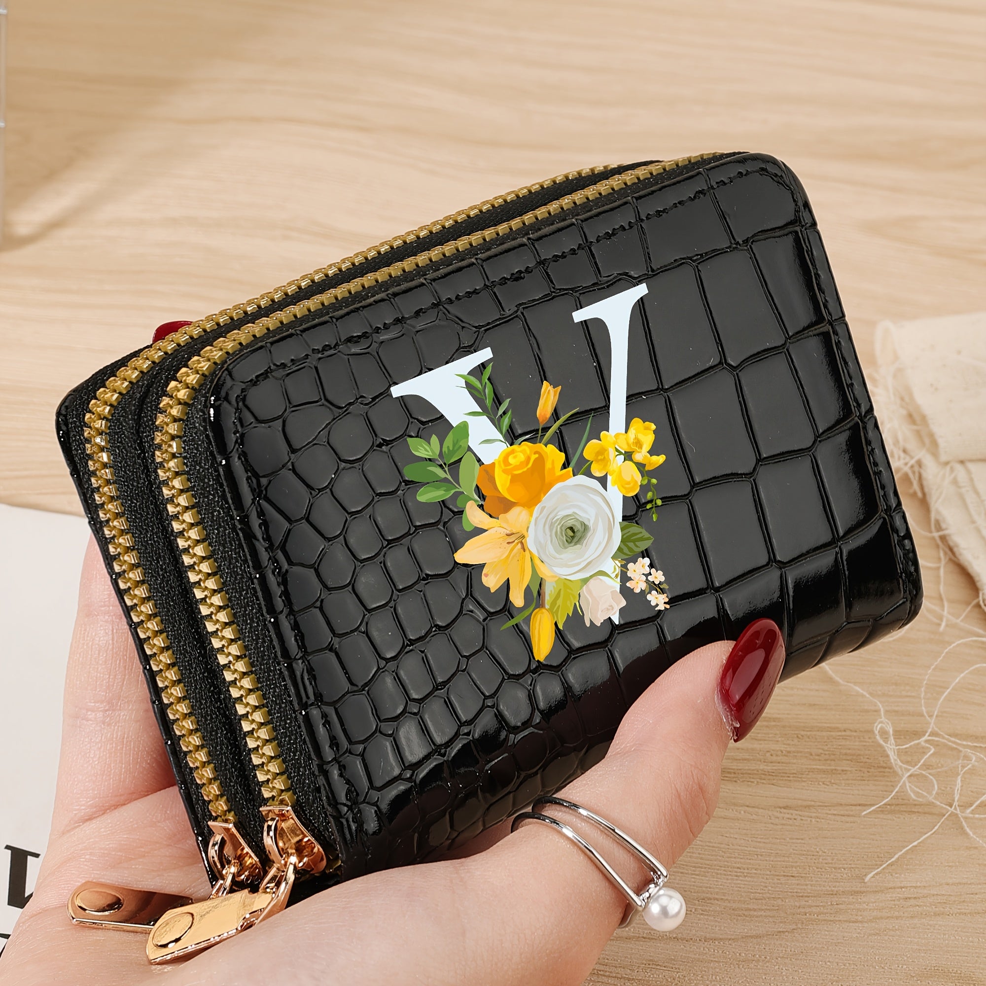 Bir nechta slotlari va zamonaviy fermuari bo'lgan mustahkam kredit karta saqlash sumkasi, maktab, yotoqxona va maktabga qaytish uchun zarur bo'lgan buyumlar uchun.