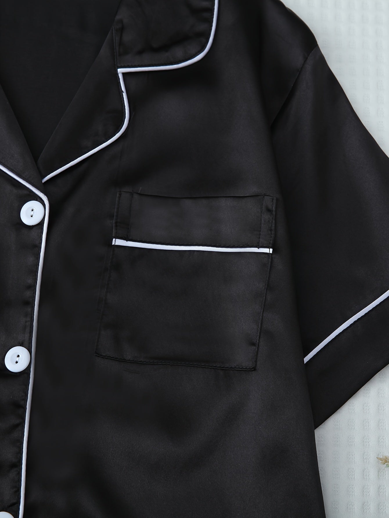 Ayollar uchun qisqa yengli dam olish kiyimlari.