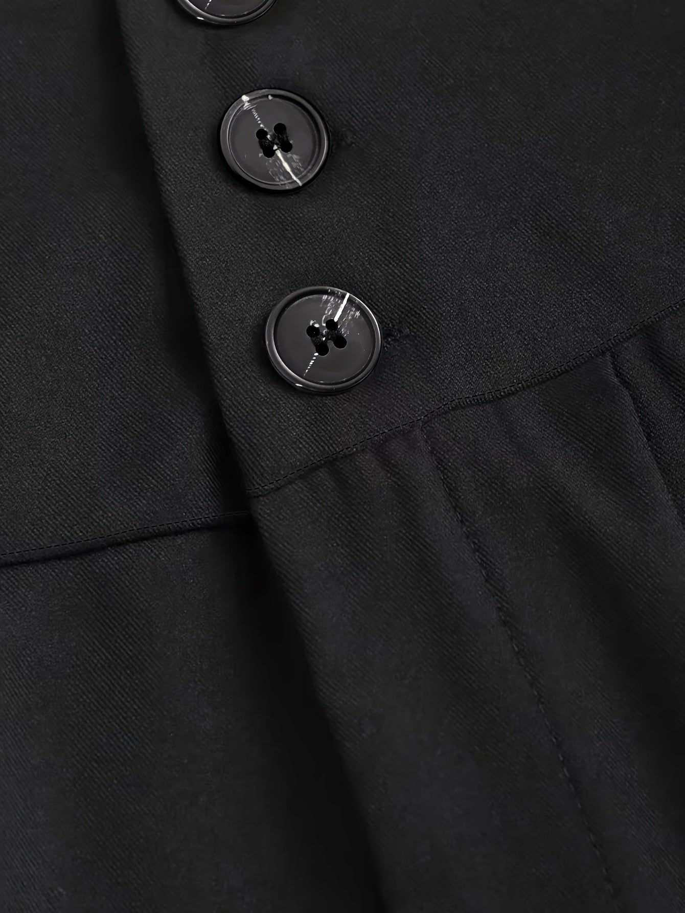 Pantalones de mujer de tiro alto y pierna ancha en color marrón con detalles de botones y diseño plisado