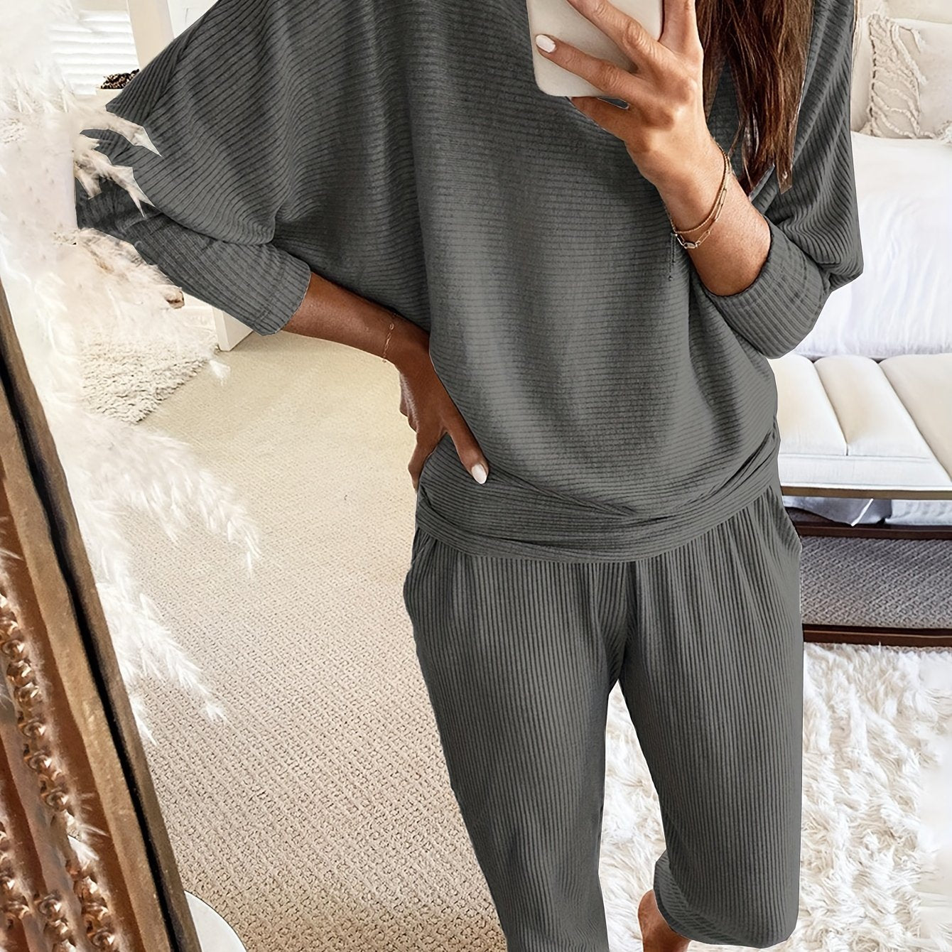 Ayollar uchun zamonaviy qattiq chiziqli lounge to'plami, yenglari keng top va cho'ntakli jogger shimlar bilan. Kuz uchun qulay moslik.