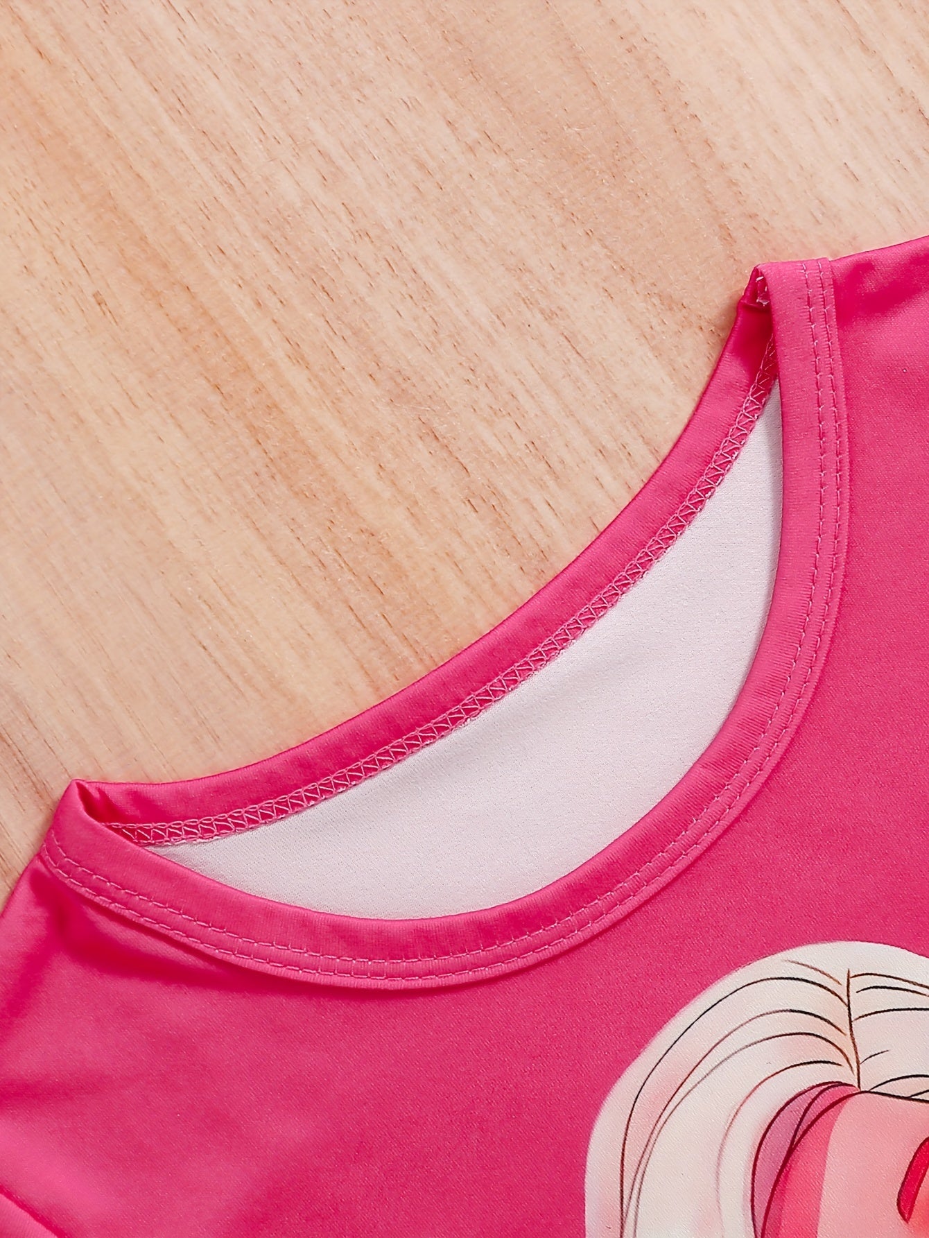 Летний комплект для девочек: топ с коротким рукавом с мультяшным принтом и шорты с графическим дизайном для активного отдыха