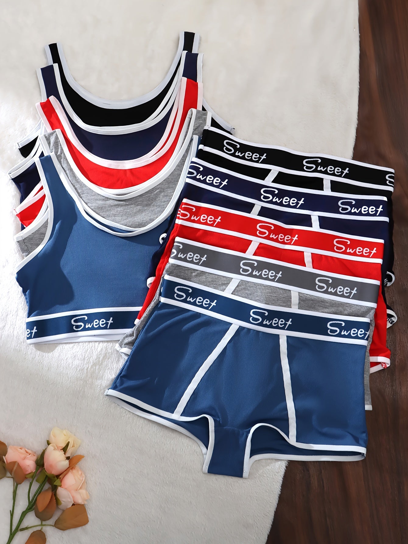 Спортивный комплект нижнего белья с топом-бра и трусиками в цветном блоке с буквенным принтом