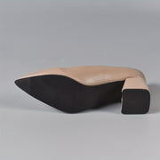 Ayollar uchun to‘g‘ri burchakli va qalin o‘rta poshnali, ofis ishlariga mos rangli pumpalar.