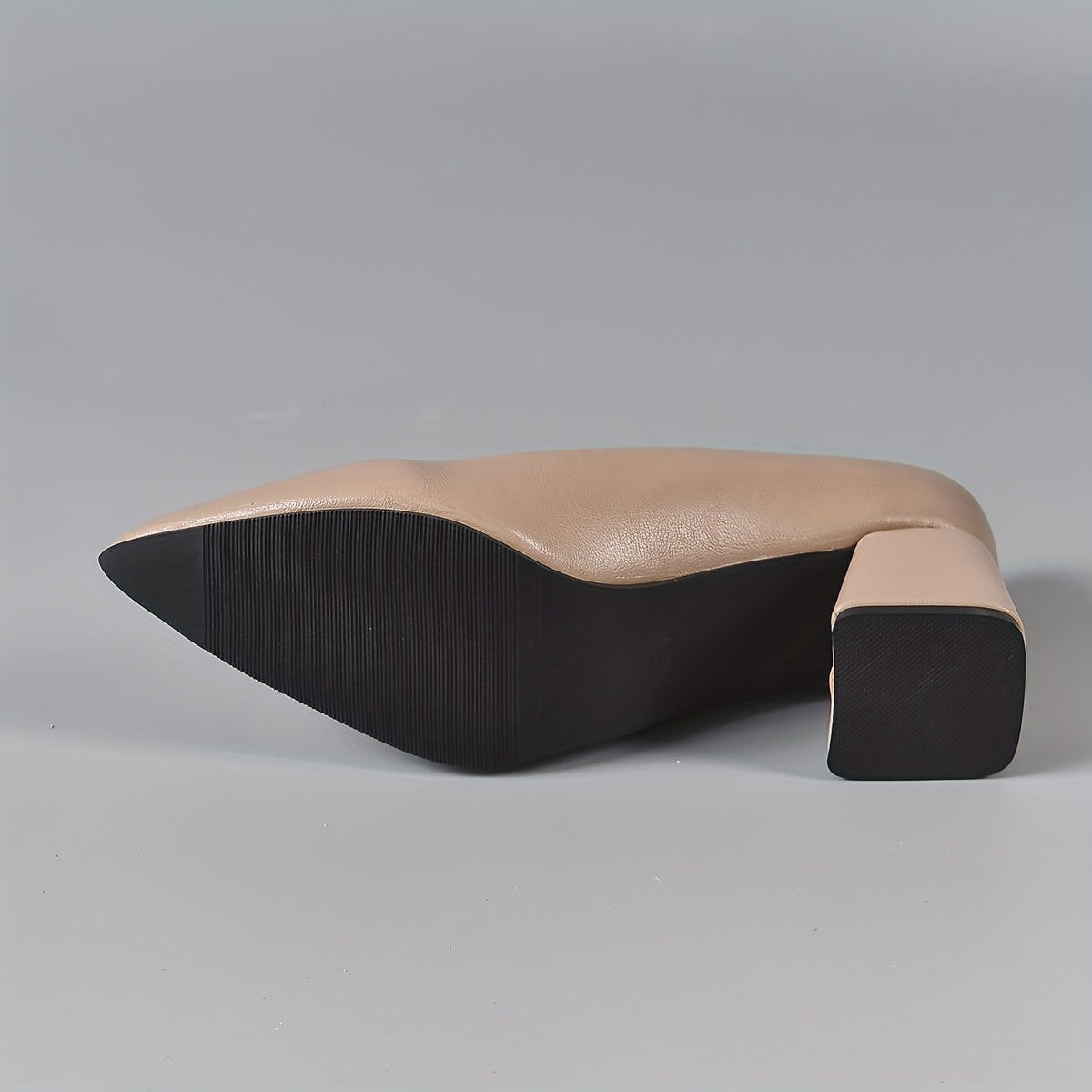 Ayollar uchun to‘g‘ri burchakli va qalin o‘rta poshnali, ofis ishlariga mos rangli pumpalar.