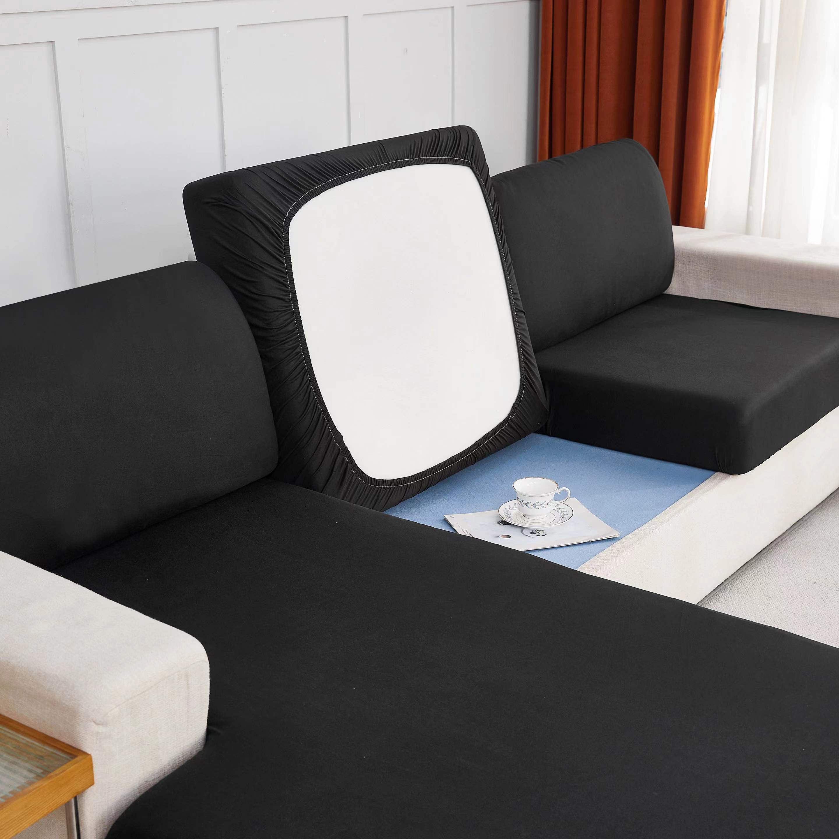 Elastik pastki bilan cho'ziladigan divan yostiq qoplamasi, yashash xonasi divanlarida oson olib tashlash va chizish qarshiligi uchun mo'ljallangan.