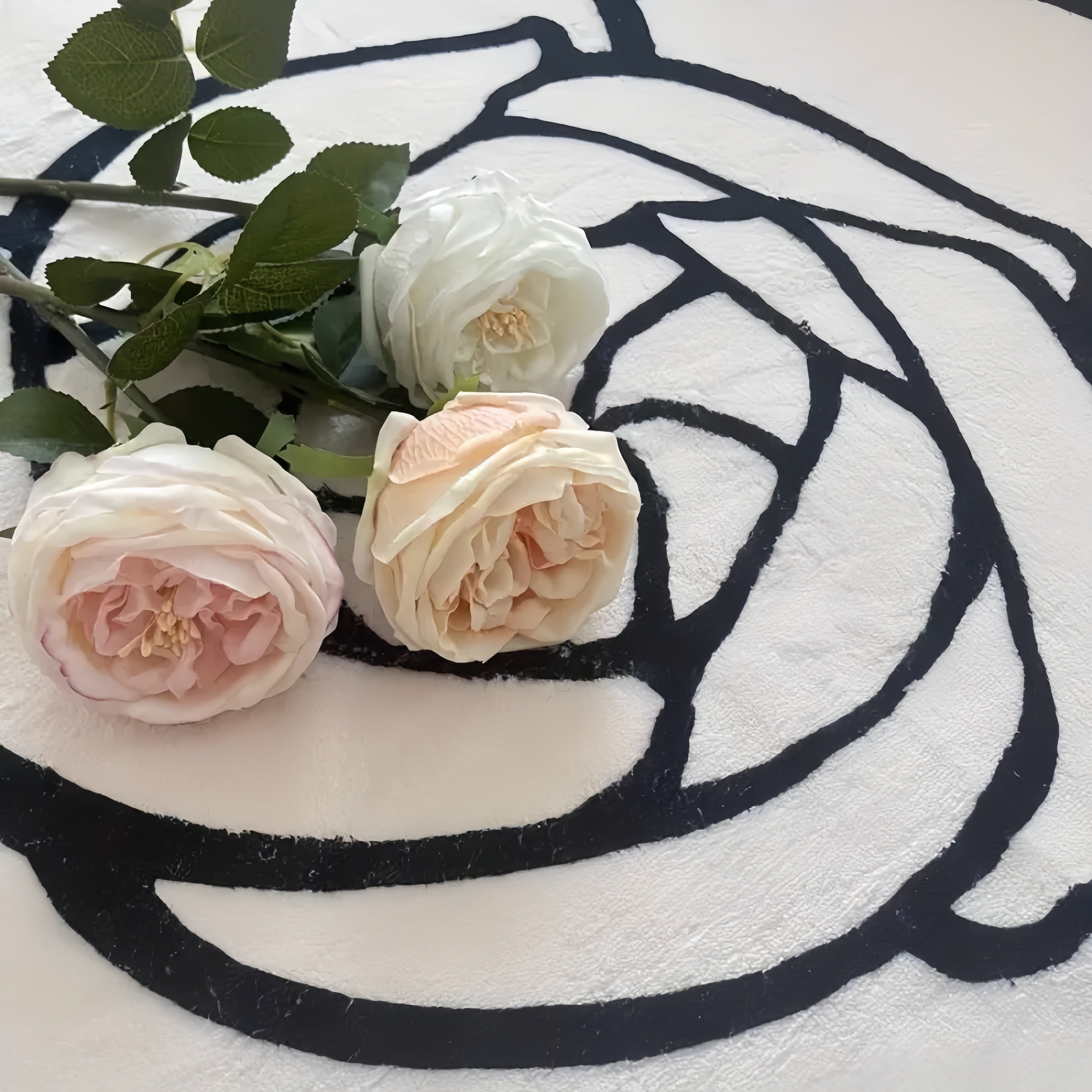 Velvet Home gilamlari, gül shaklidagi naqshli, sirg‘almas, yuviladigan, yashash xonasi va yotoq xonasi uchun