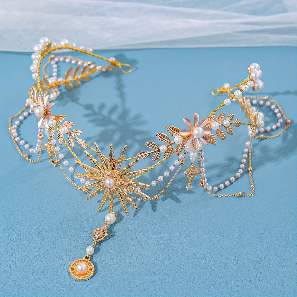 Qoʻlda tayyorlangan marjonli quyosh nuri bilan bezatilgan taqdirlar uchun quyosh gul va barg motivlari bilan taxt