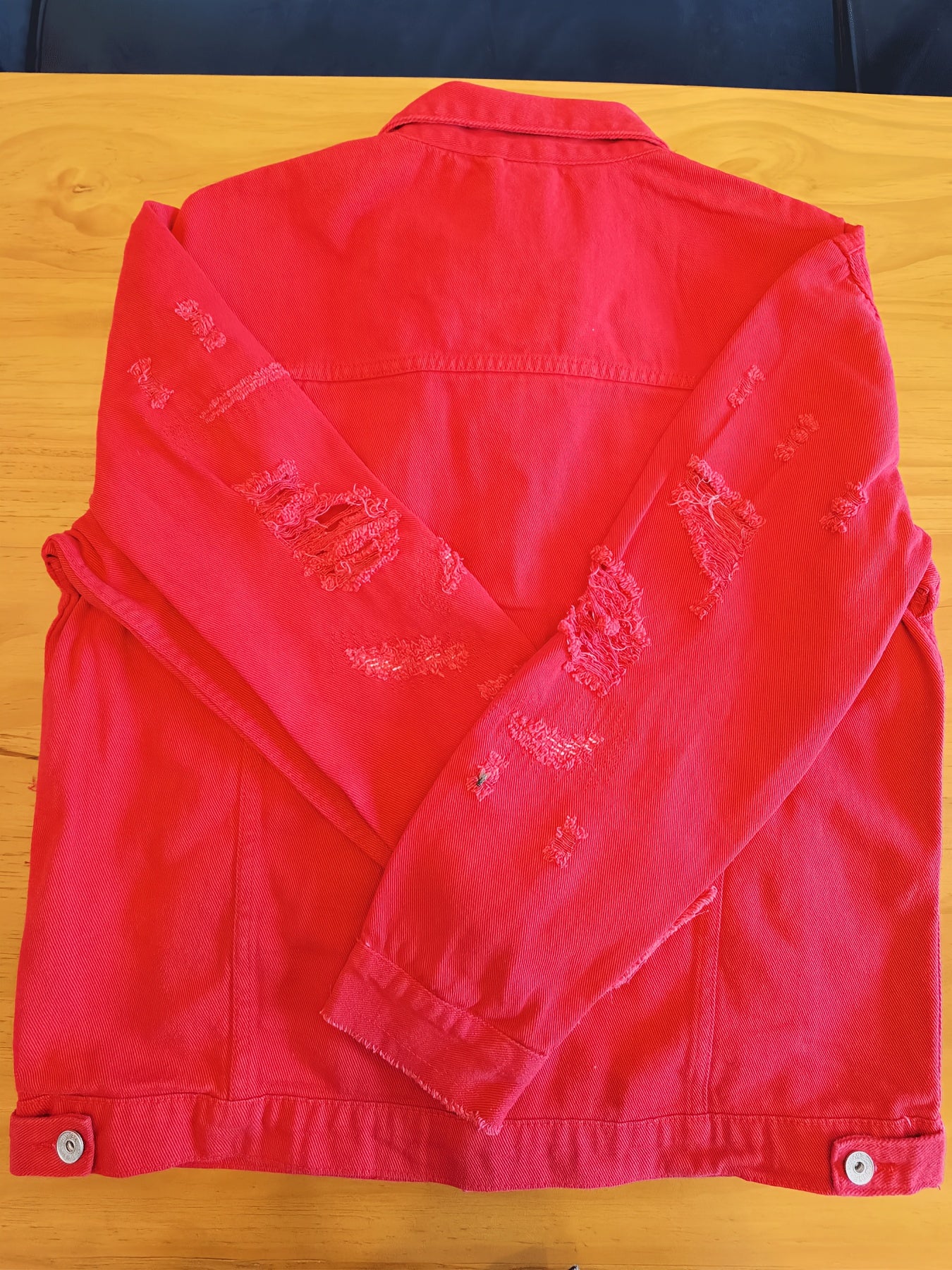 Erkaklar uchun yirtilgan denim ko'ylagi - Bahor va kuz uchun uzun yengli, tugmachali va yaka bilan tasodifiy paxta aralashmasi.