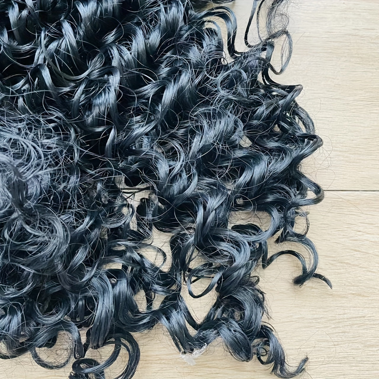 Polineziya afsonasi Maui qahramoni ilhomlangan qora rangdagi burma parik, uzun jingalak issiqqa chidamli tolalar, kostyum o'ynash va anime cosplay uchun mukammal. To'r parik qopqog'i to'plami bilan birga keladi, uzunligi 45.72 sm.