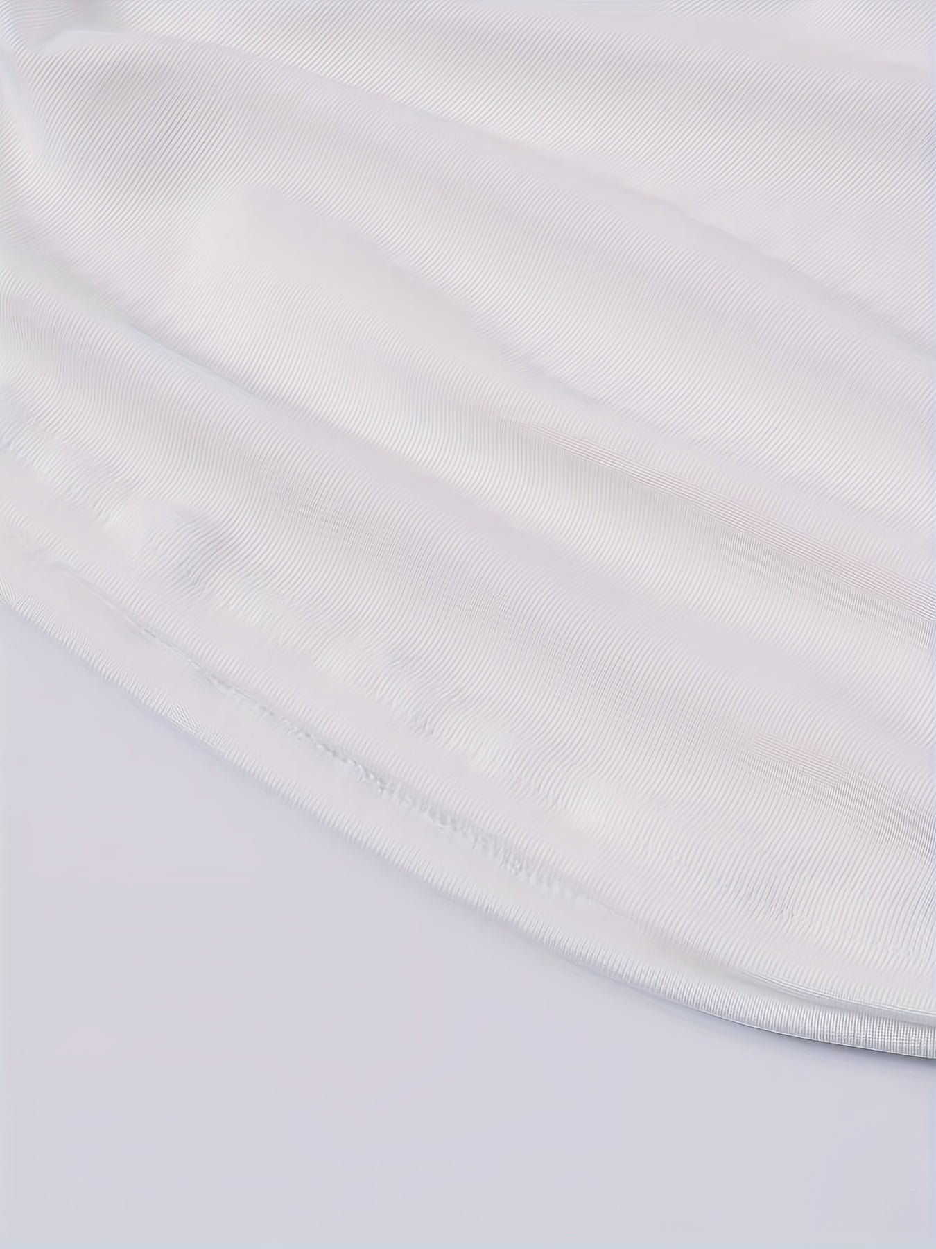 Katta qizlar uchun zamonaviy yon qirqimlar, bir xil rangdagi yuqori qism va to'g'ri oyoq shimlar bilan qulay bahor va yoz ko'rinishi.