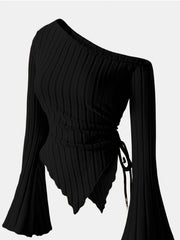 Camiseta de mujer con hombro descubierto, dobladillo asimétrico y mangas acampanadas de punto de poliéster de estiramiento medio