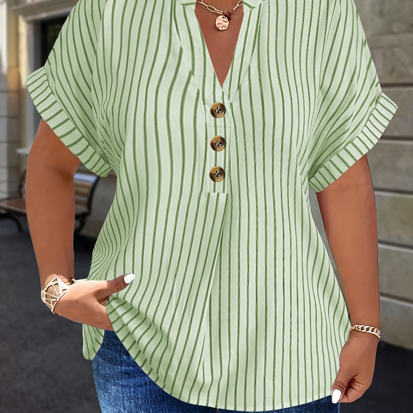 Plus o'lchamdagi ayollar bluzkasi chiziqli raglan ko'kraklar bukilgan yelka o'rashli bo'yinbog'li bezakli tugmachalar