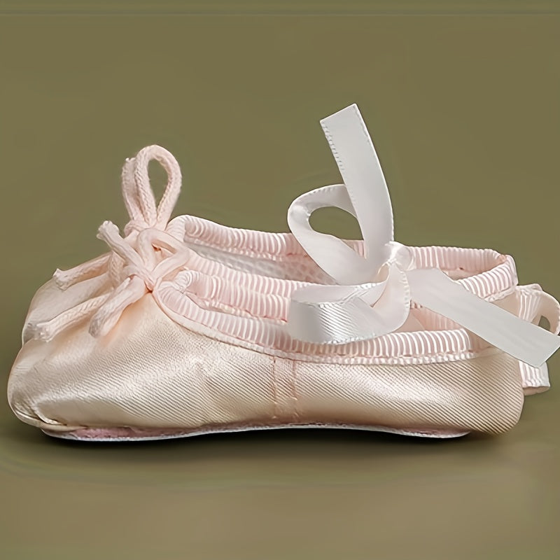 Kichik balet poyabzalari kalit zanjiri, sevimli pointe poyabzallari bilan, kalitlarga, sumkaga, ruksakga yoki hatto quloqchin qutisiga ilish uchun mukammal. Ayollar yoki qizlar uchun ajoyib sovg'a.