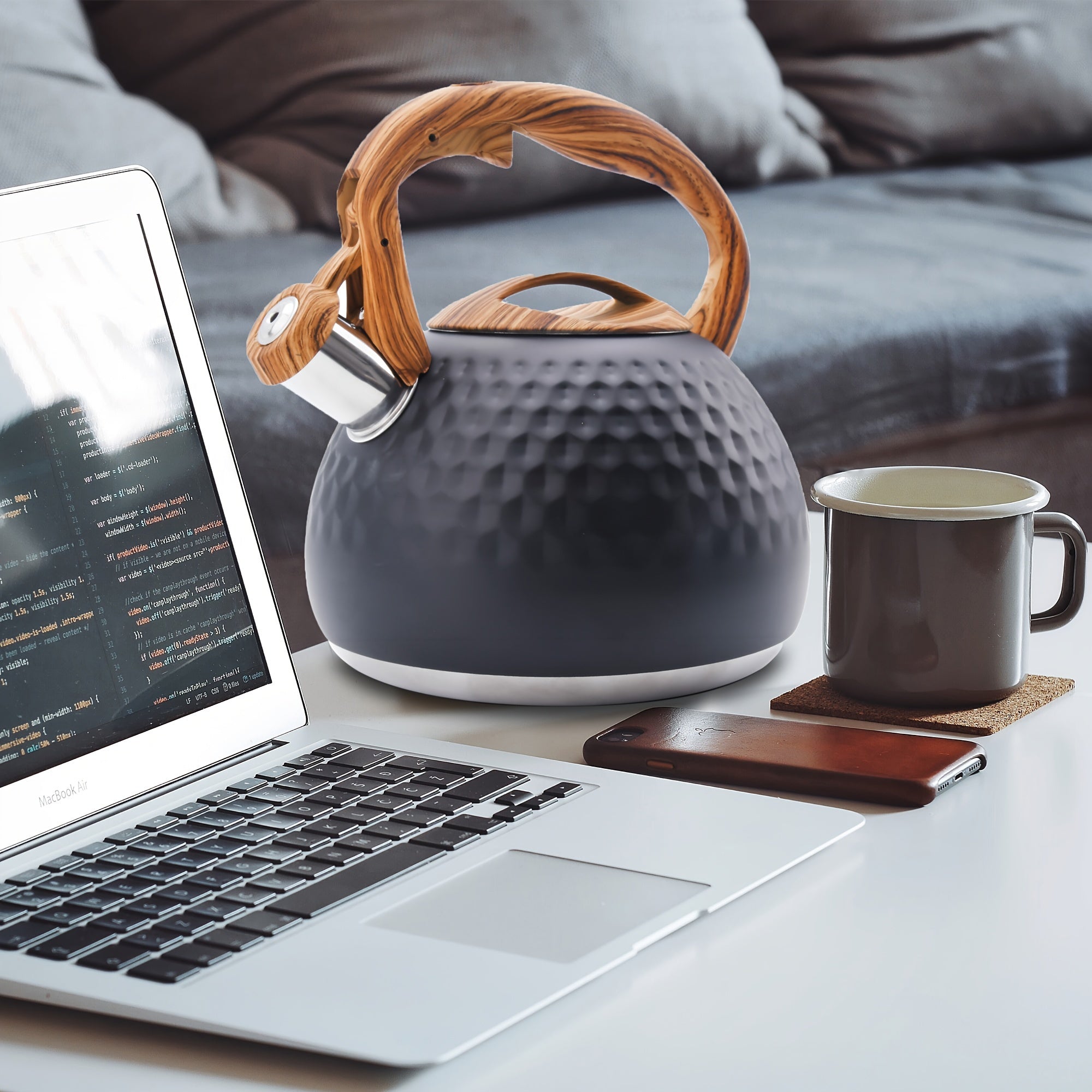 1 штука громко свистящего чайника из тяжелой нержавеющей стали черного цвета с ручкой под дерево. Этот уникальный чайник предназначен для кипячения воды, кофе или молока и оснащен кнопочным управлением. Его емкость составляет 3 литра.